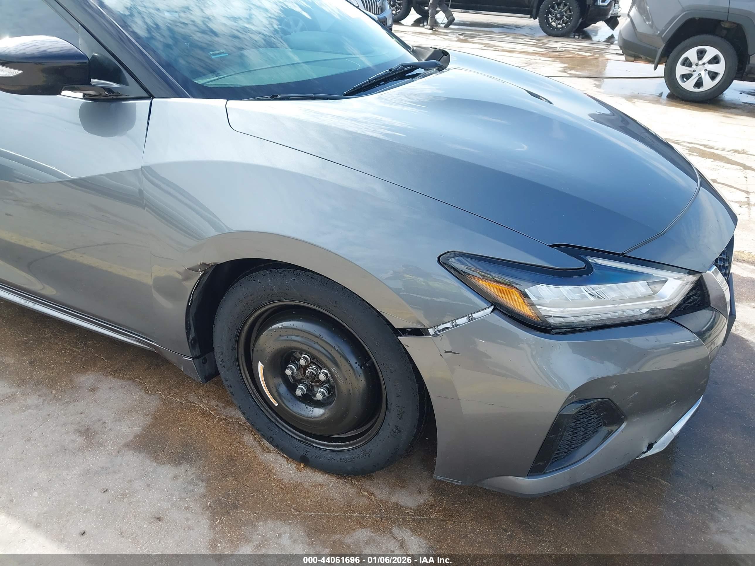 NISSAN MAXIMA image 6