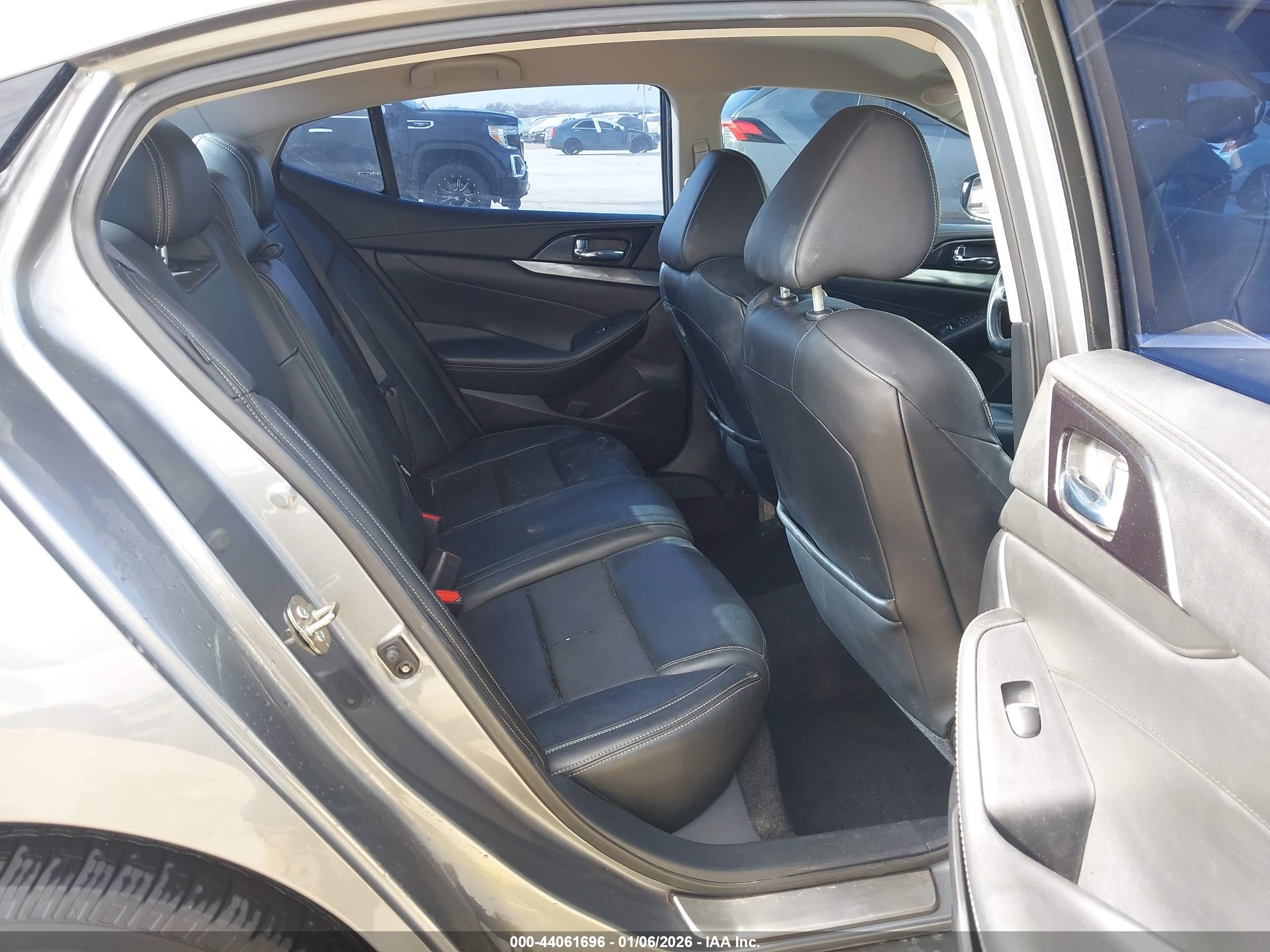 NISSAN MAXIMA image 8