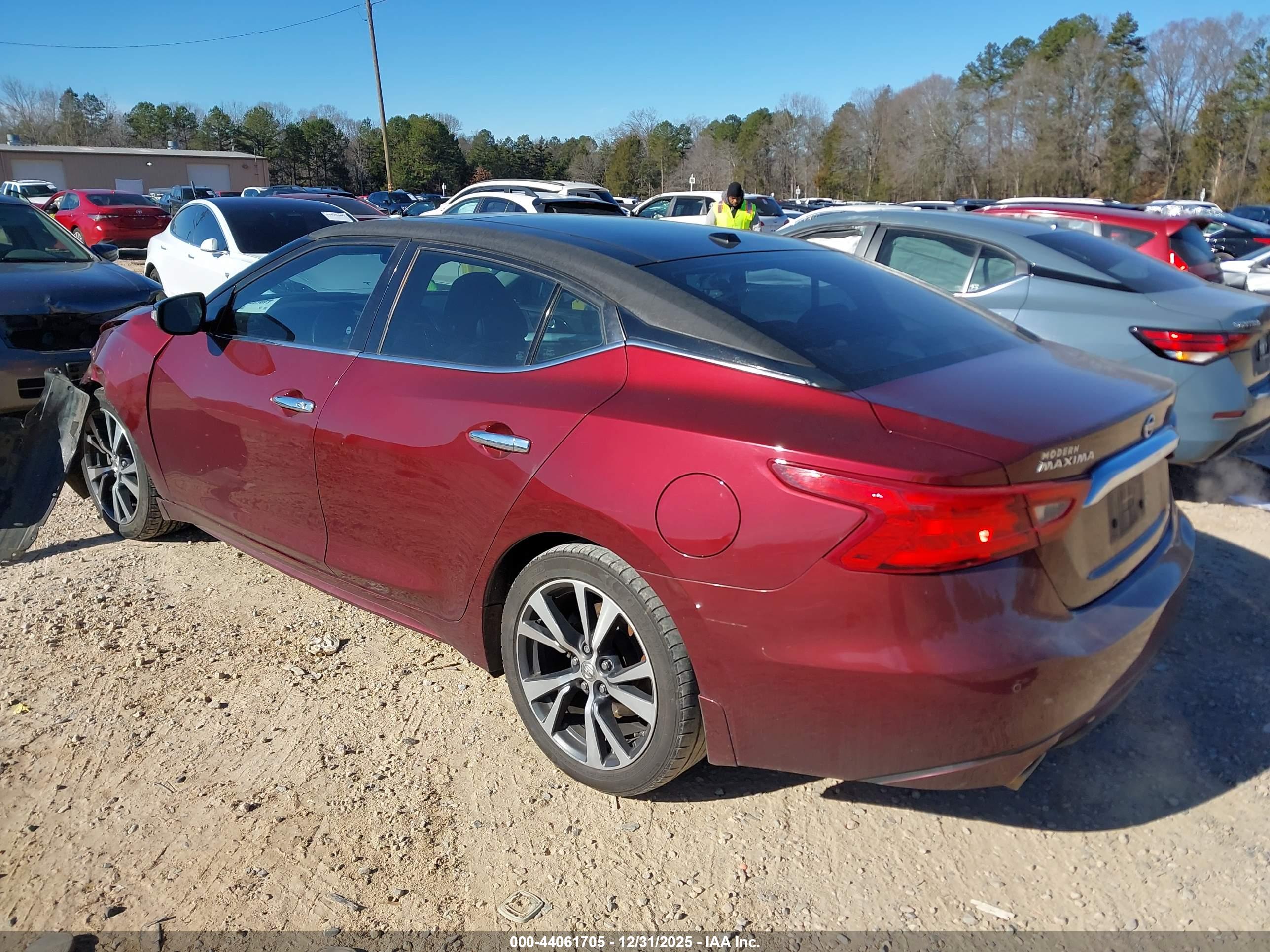 NISSAN MAXIMA image 3
