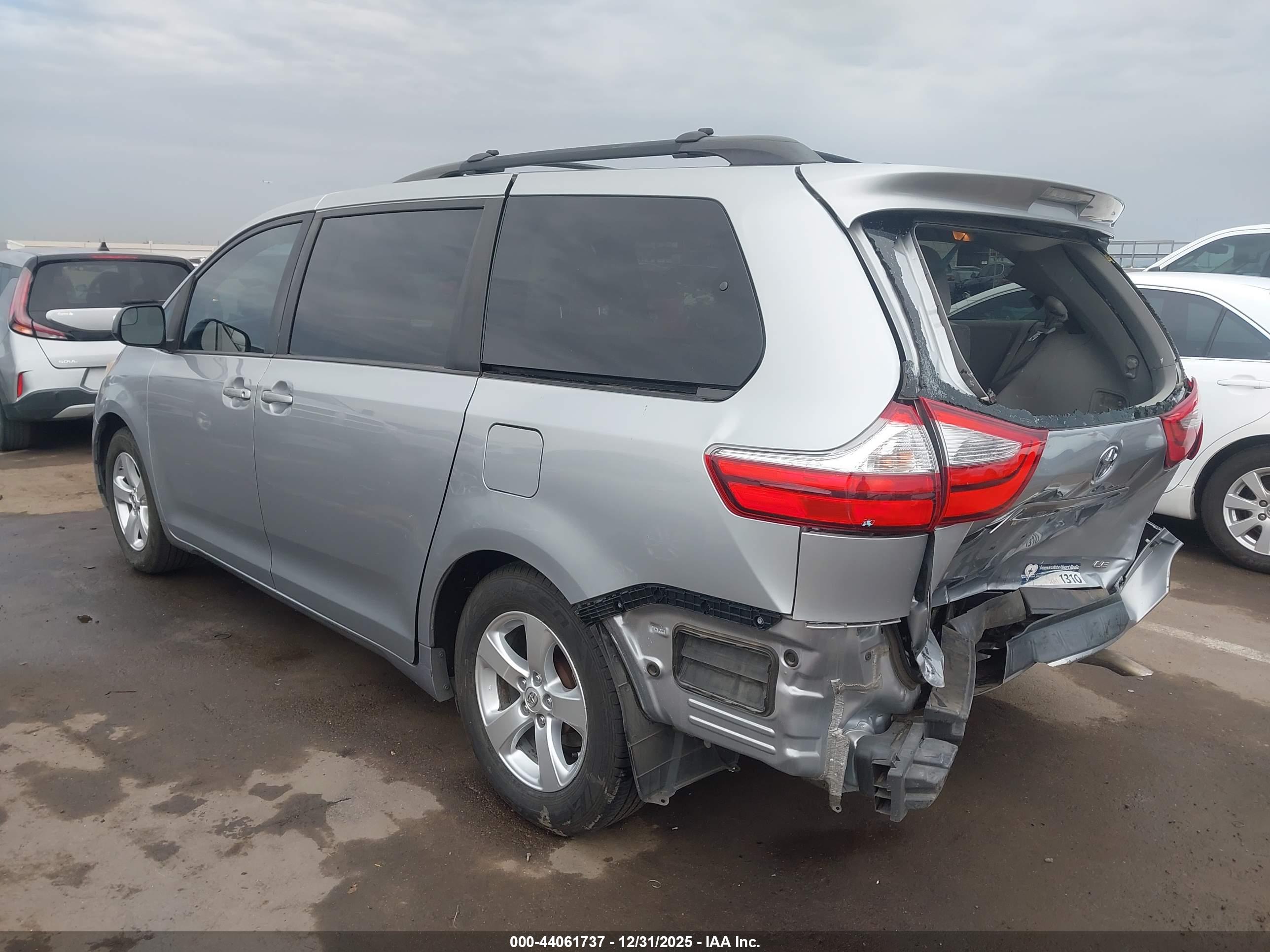 TOYOTA SIENNA image 3