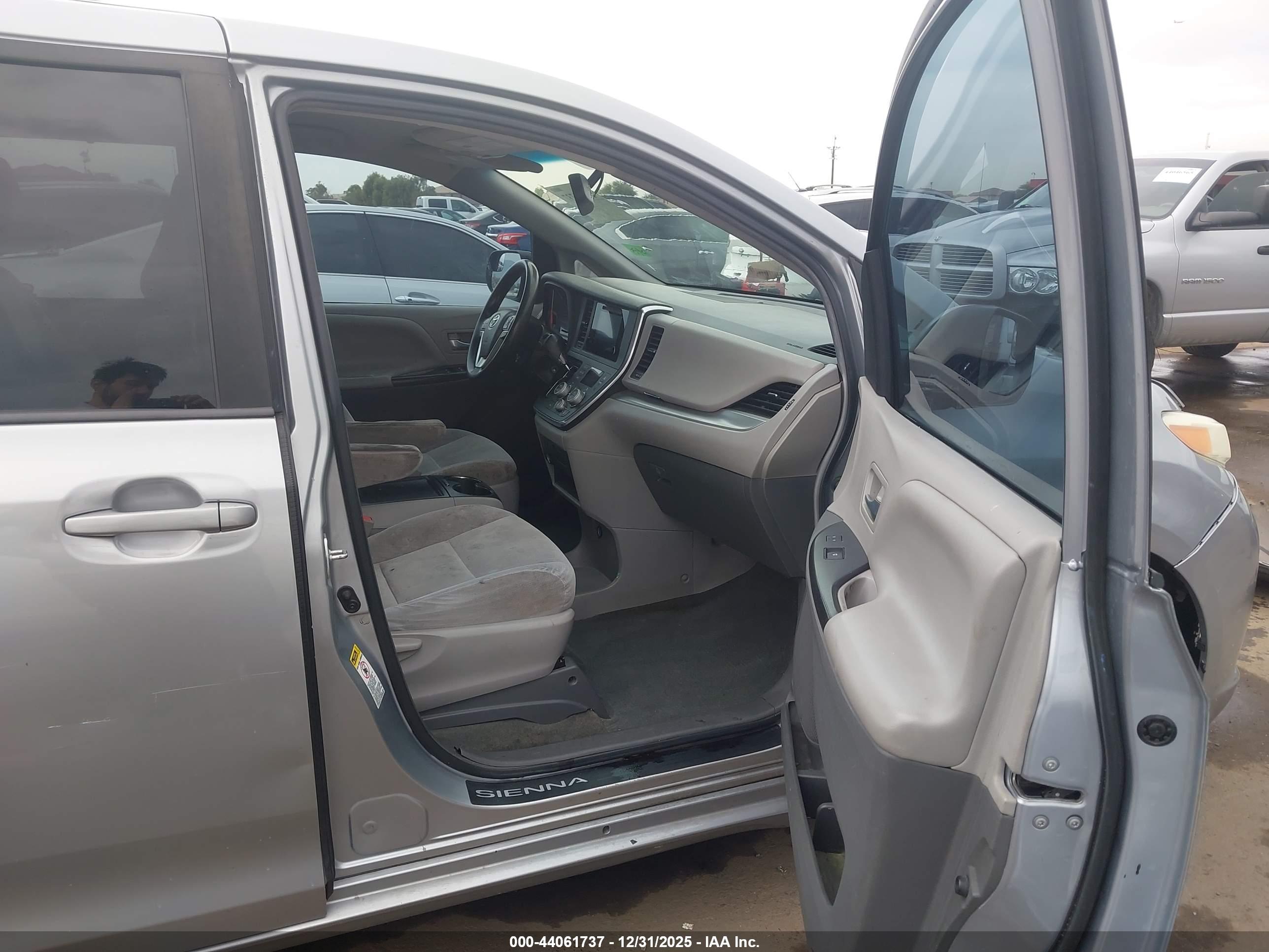 TOYOTA SIENNA image 5