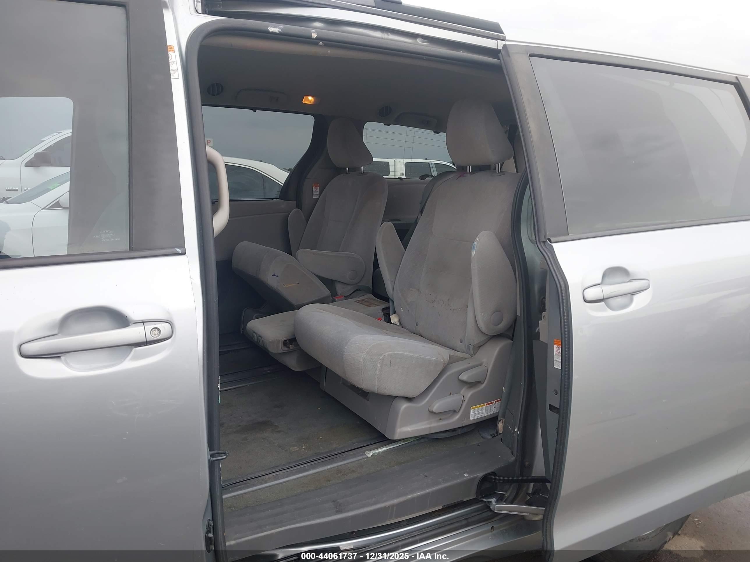 TOYOTA SIENNA image 8