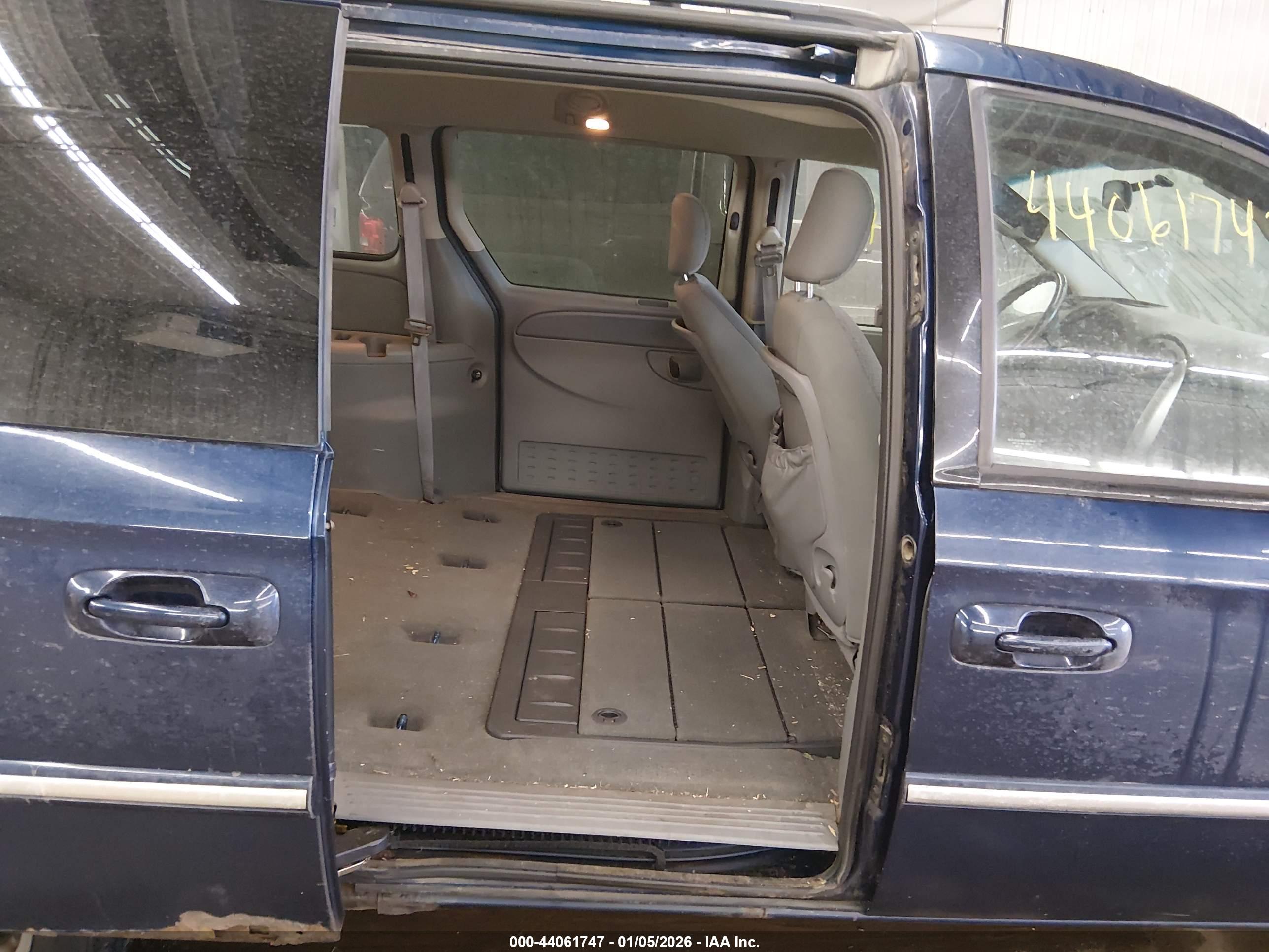 CHRYSLER TOWN image 8