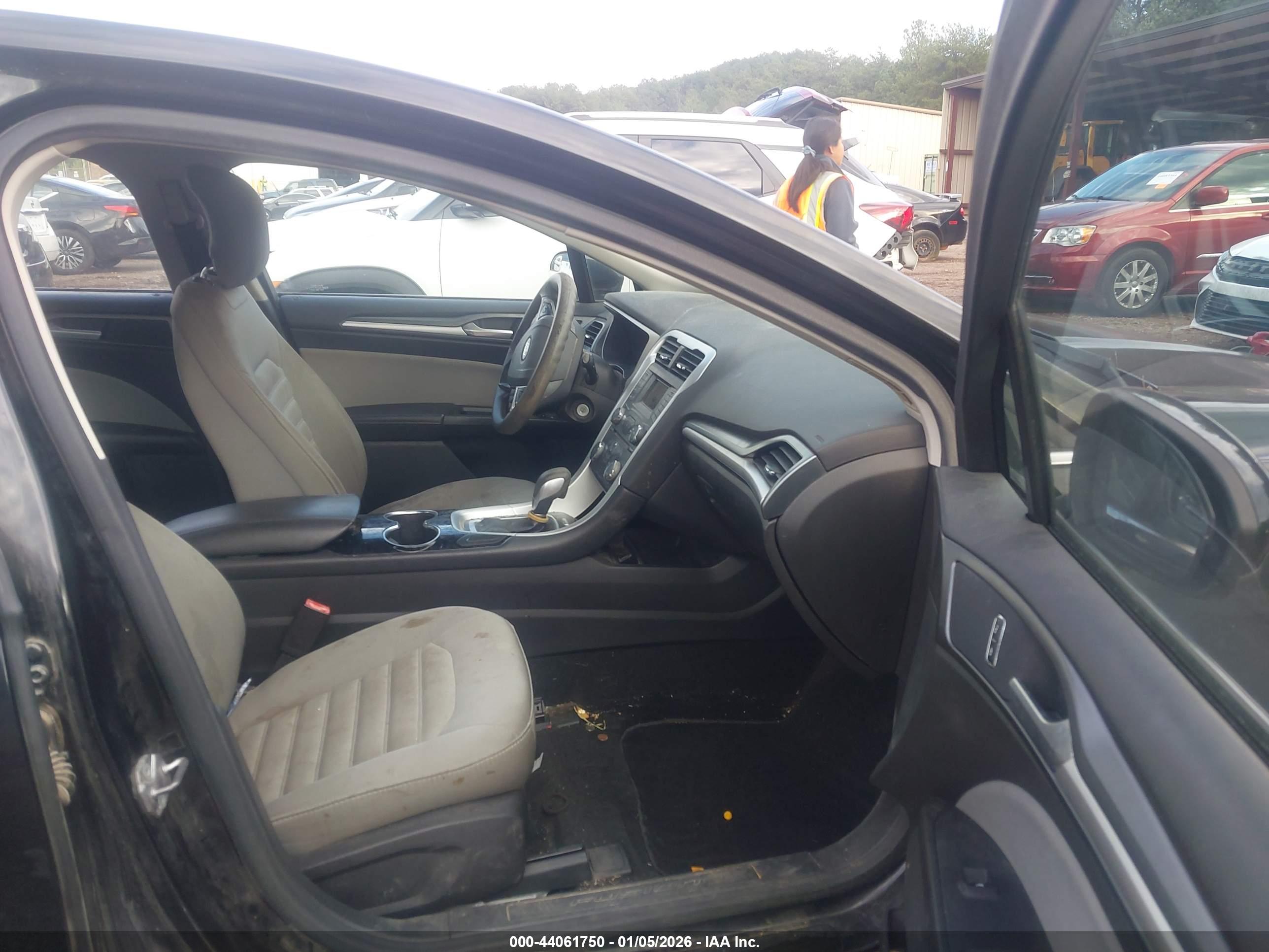 FORD FUSION image 5
