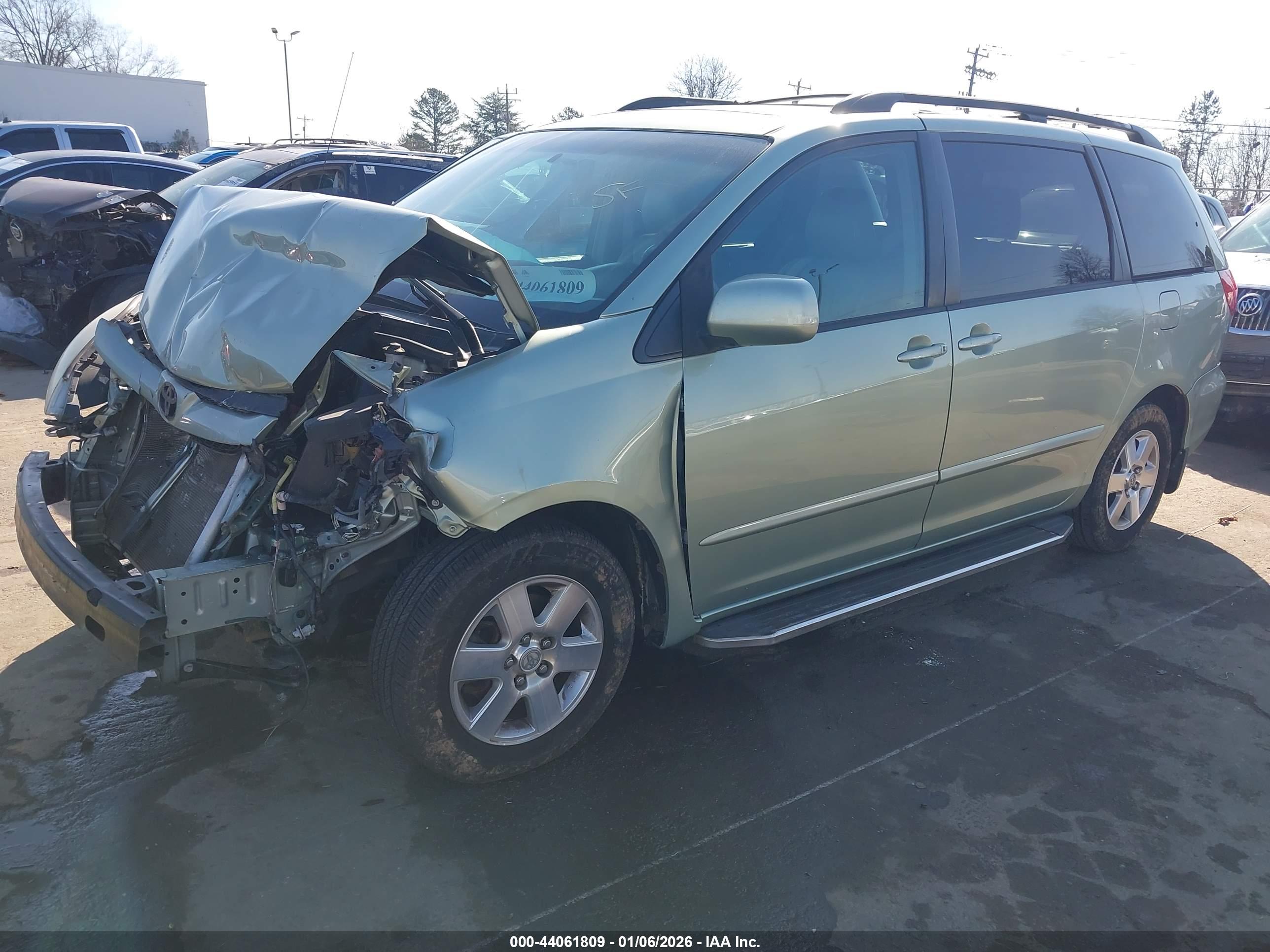 TOYOTA SIENNA image 2