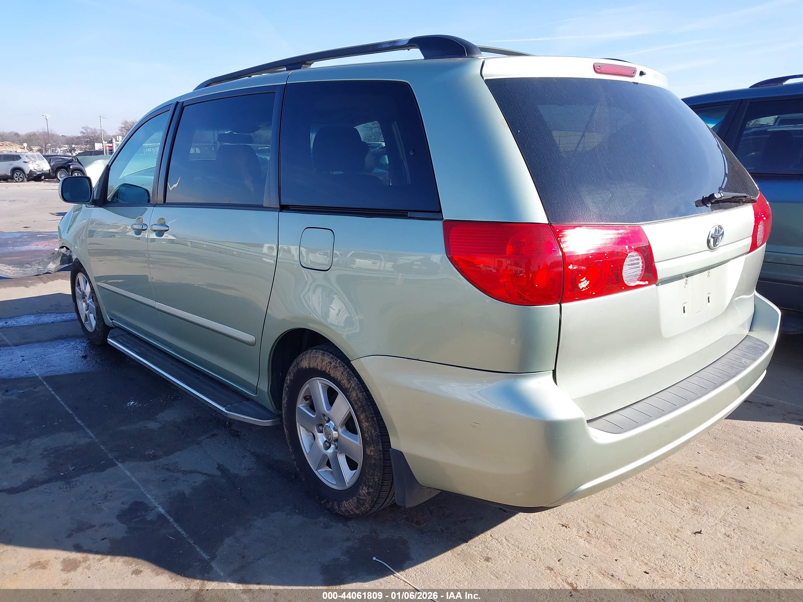 TOYOTA SIENNA image 3