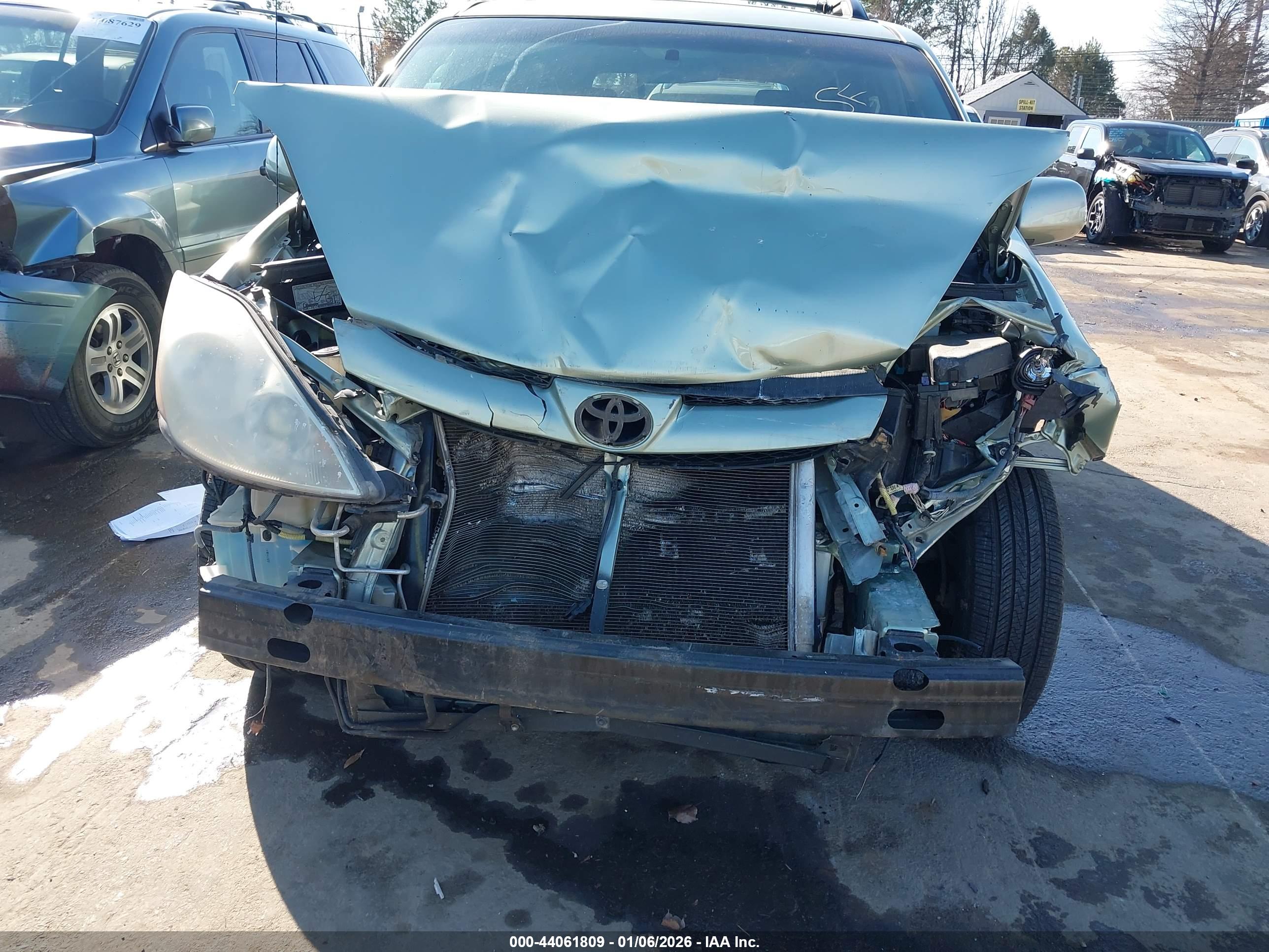 TOYOTA SIENNA image 6