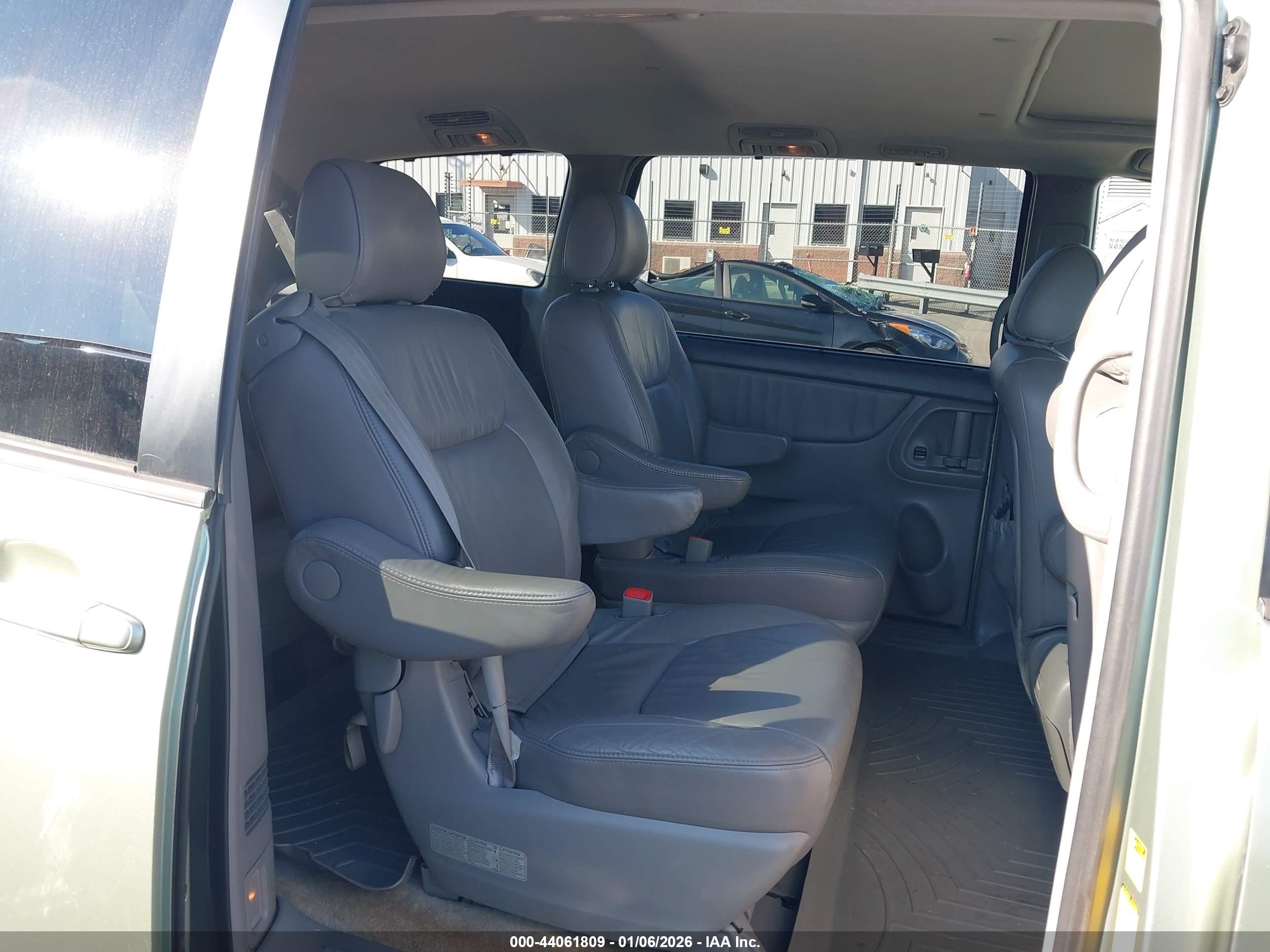 TOYOTA SIENNA image 8
