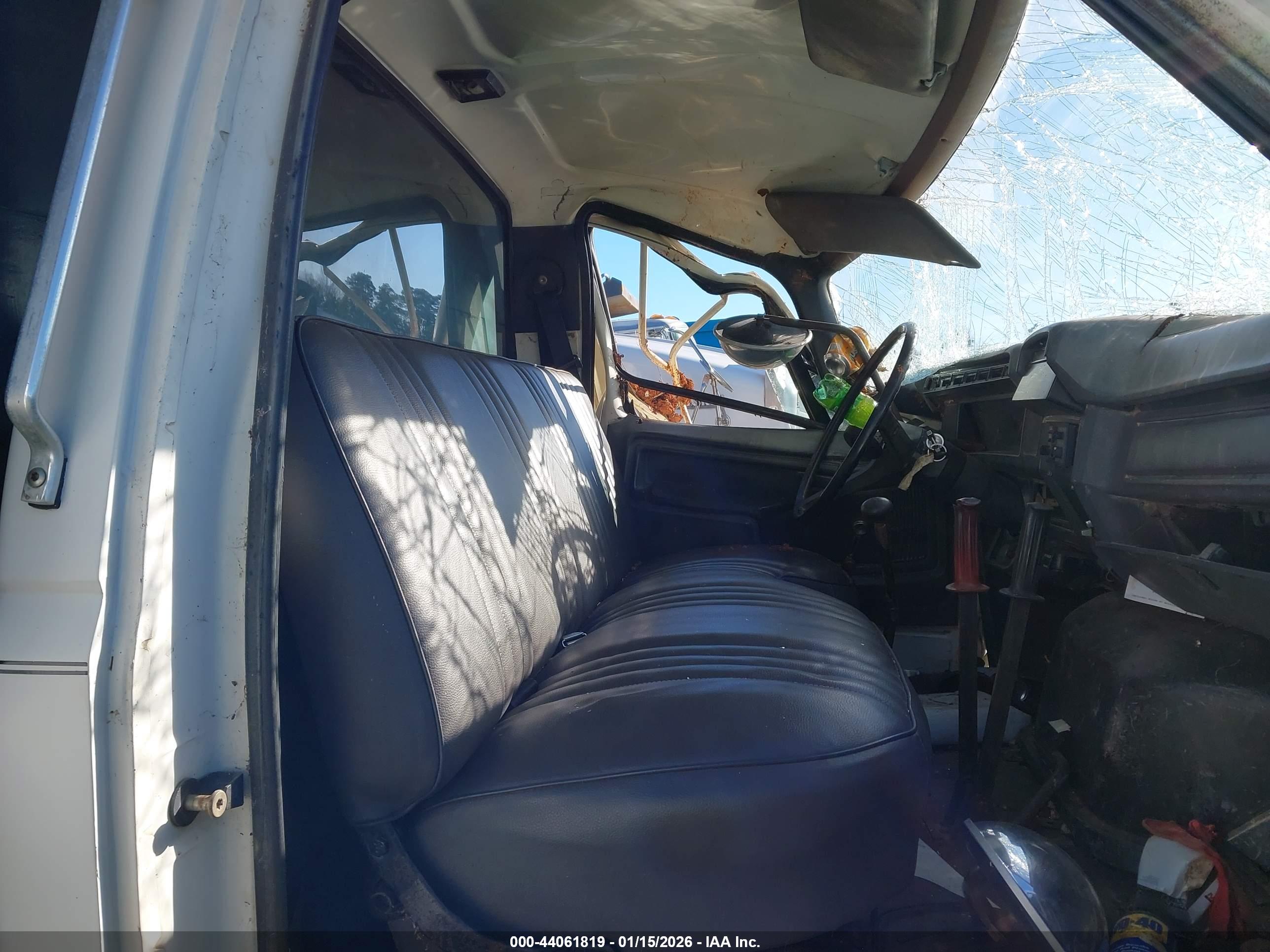 FORD F700 image 7