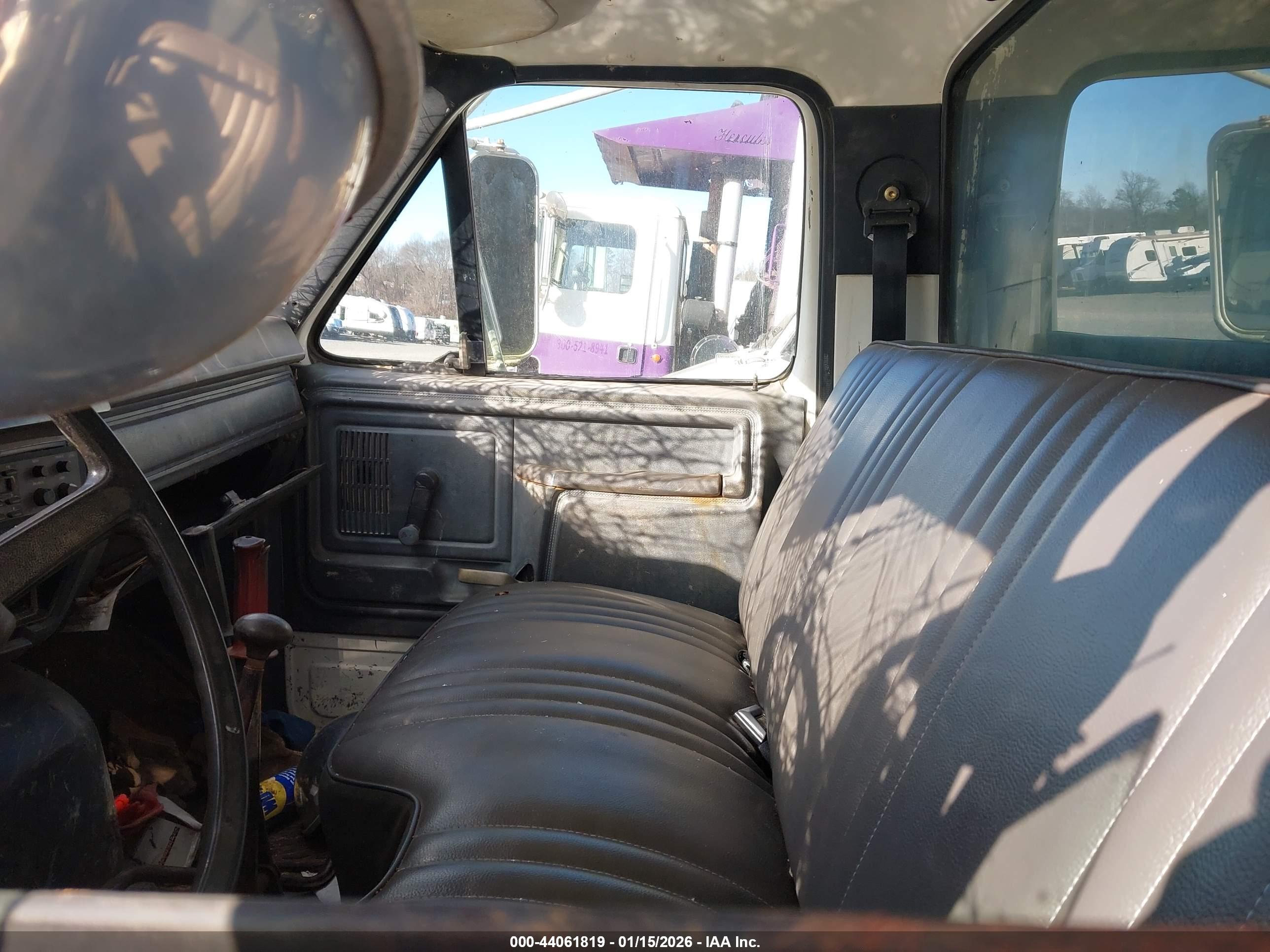 FORD F700 image 8