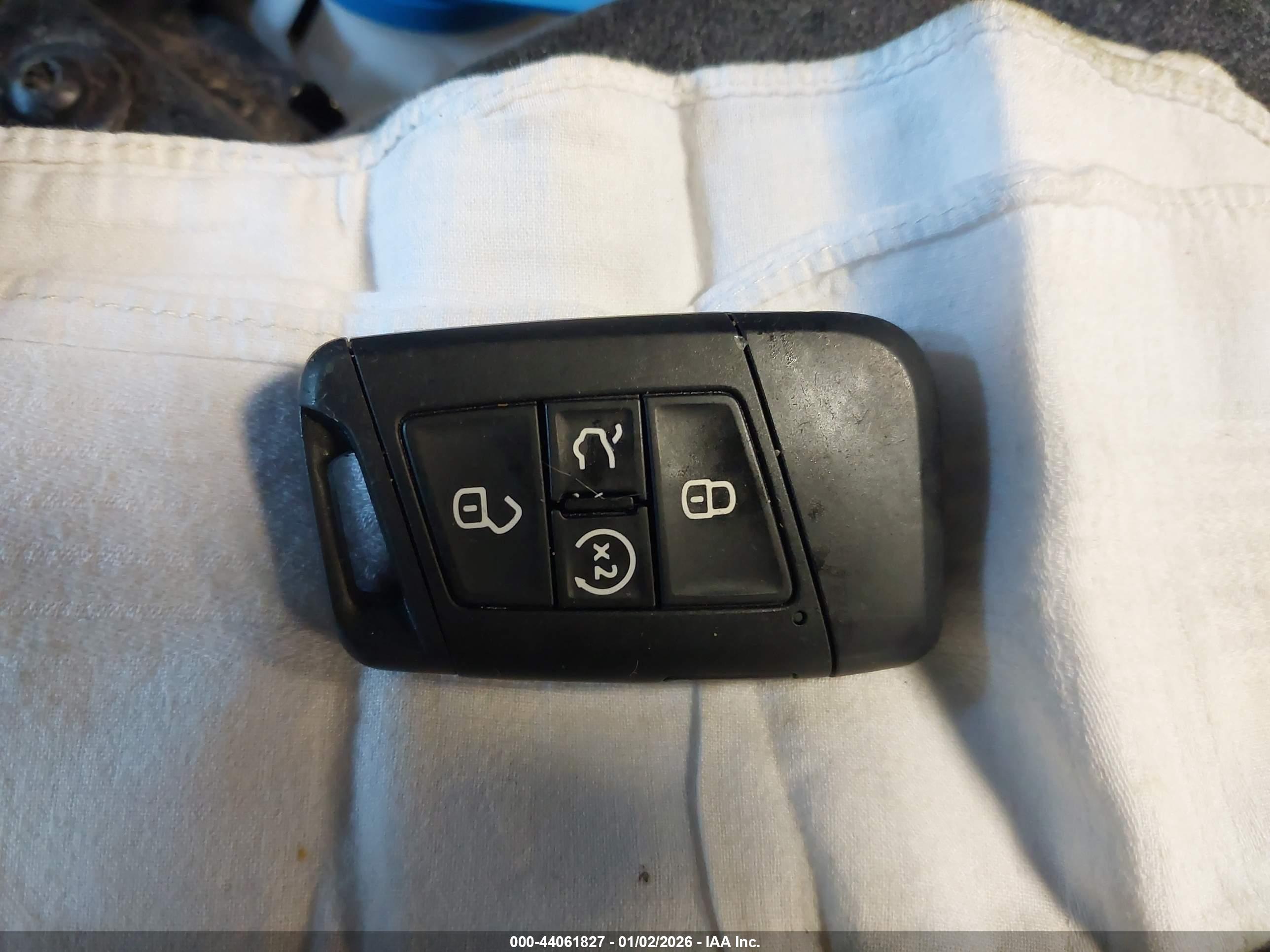 VOLKSWAGEN TAOS image 11