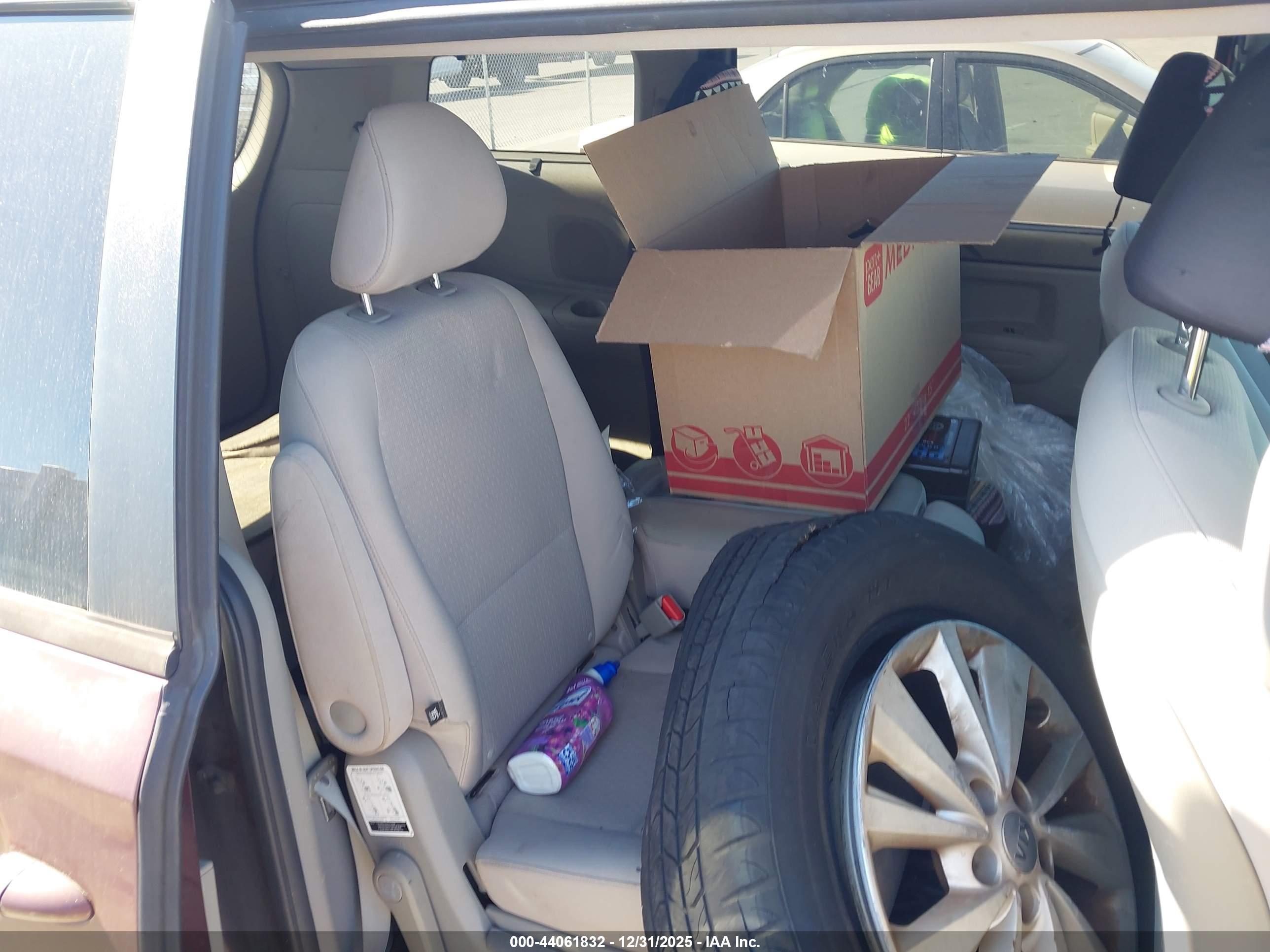 KIA SEDONA image 8