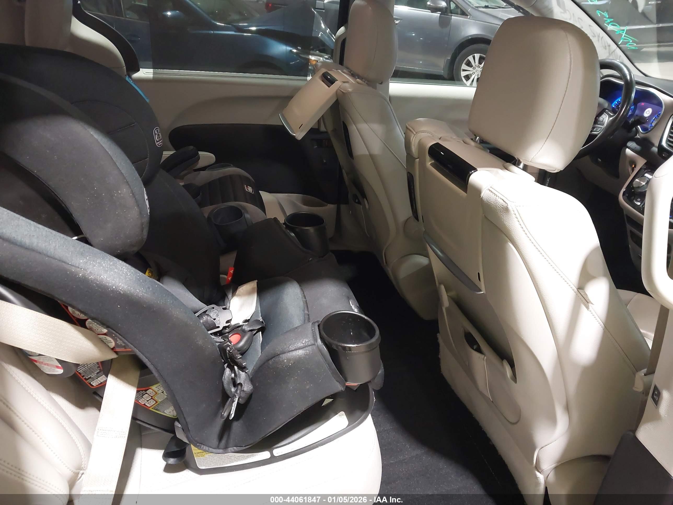 CHRYSLER PACIFICA image 8