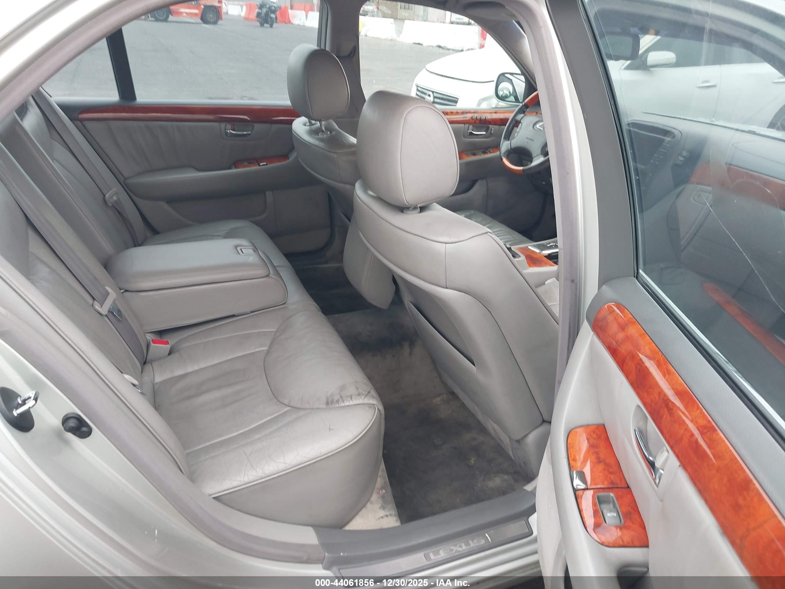 LEXUS LS image 8