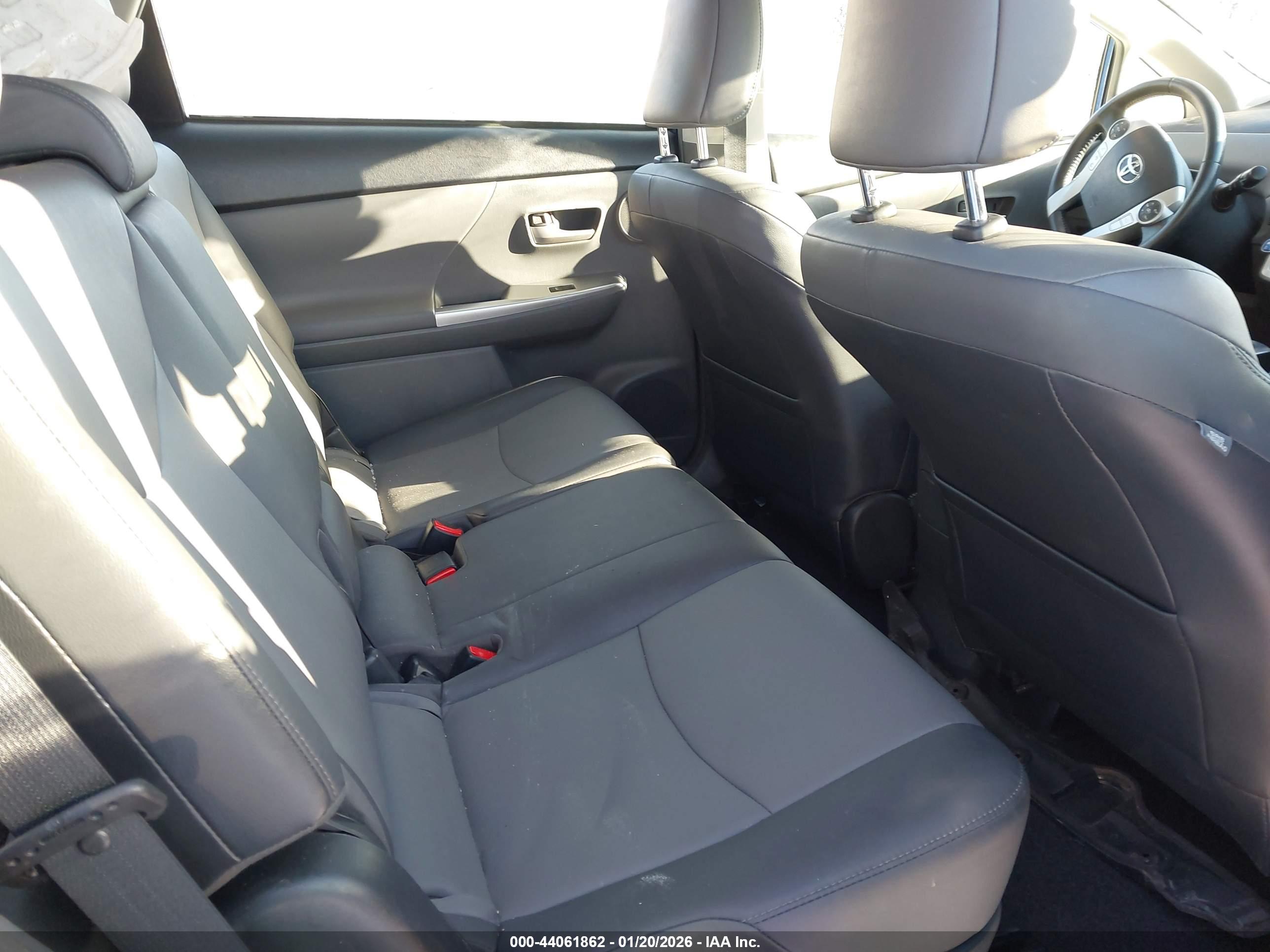 TOYOTA PRIUS image 8
