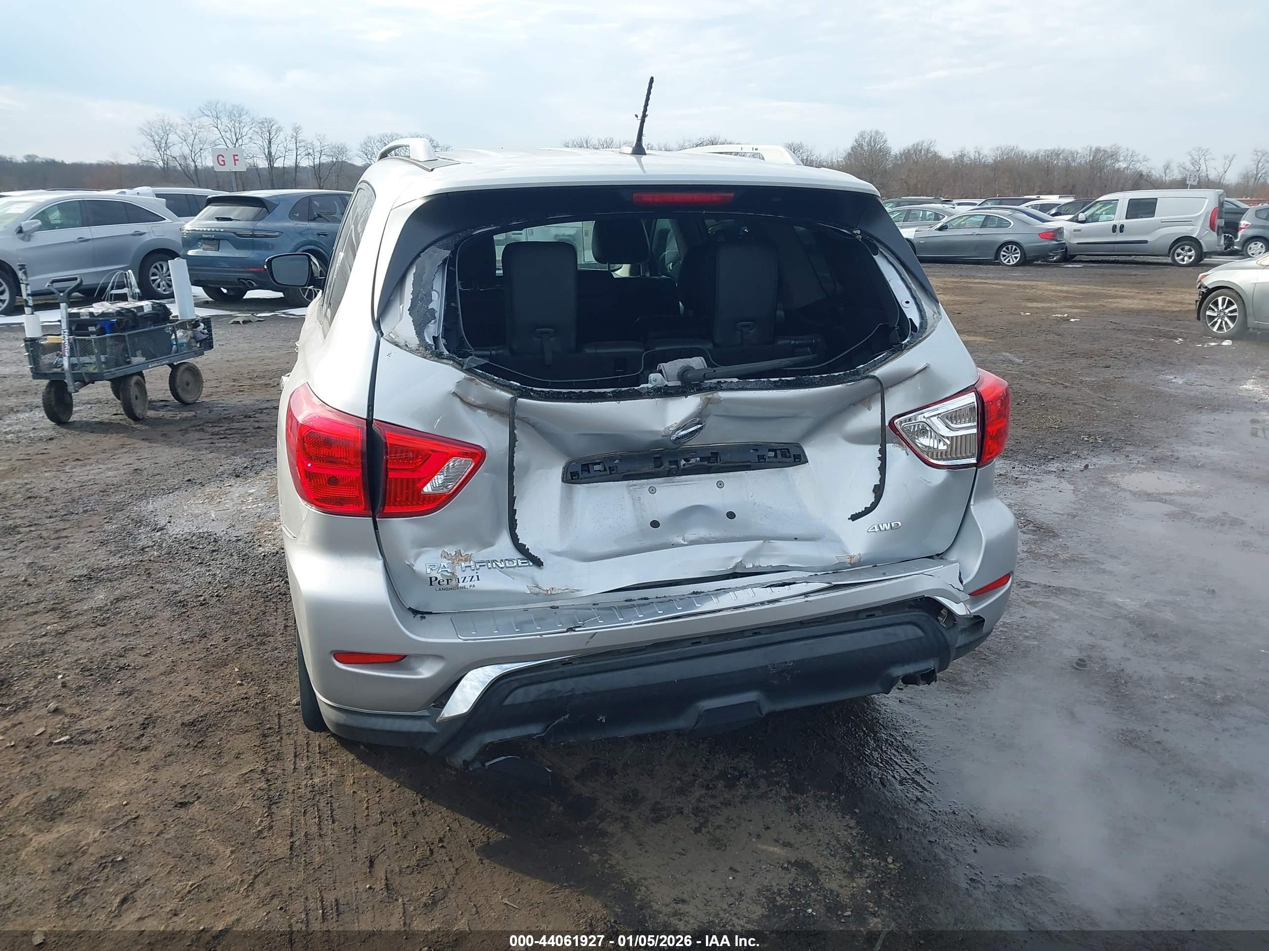 NISSAN PATHFINDER image 6