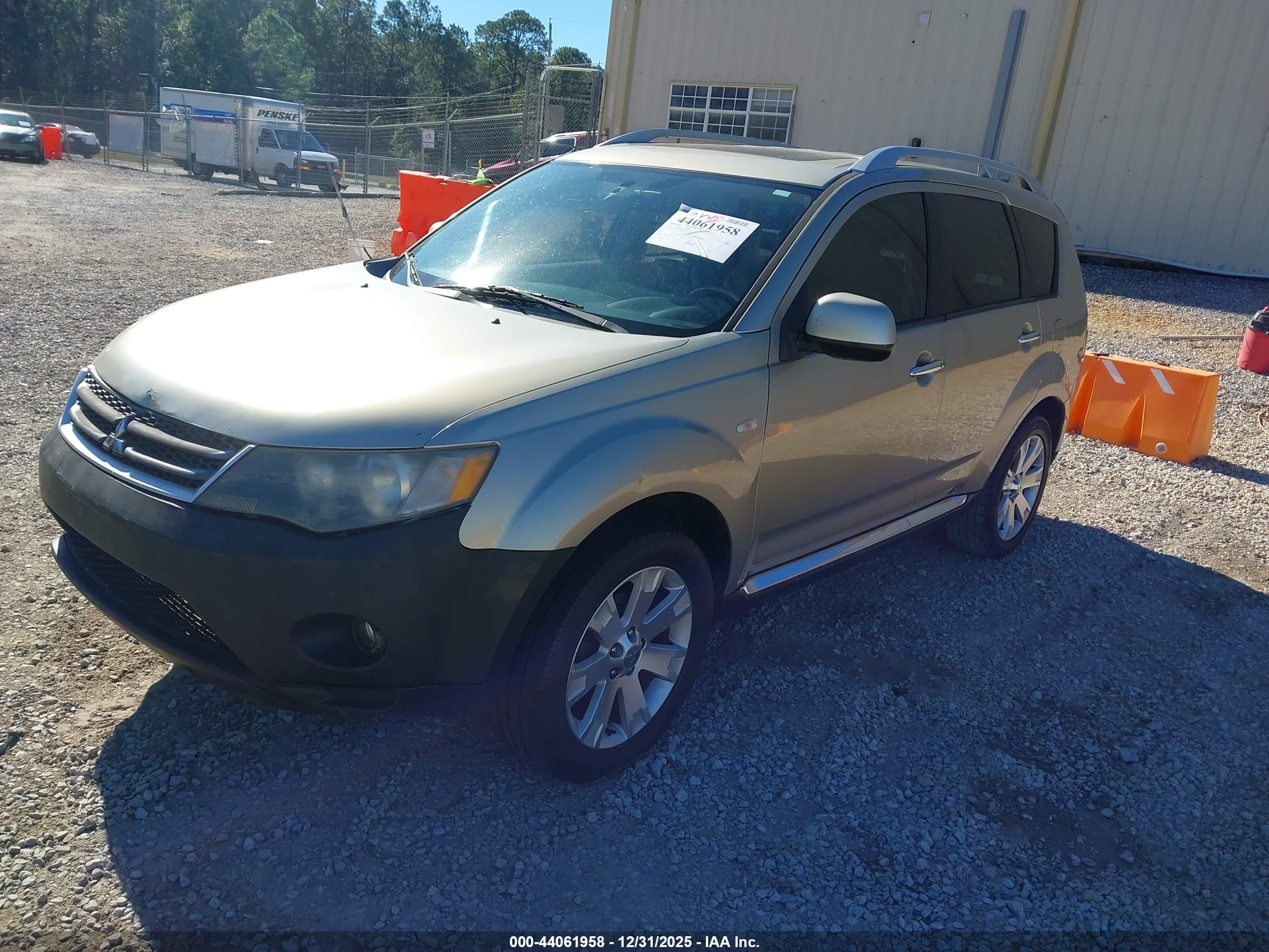 MITSUBISHI OUTLANDER image 2