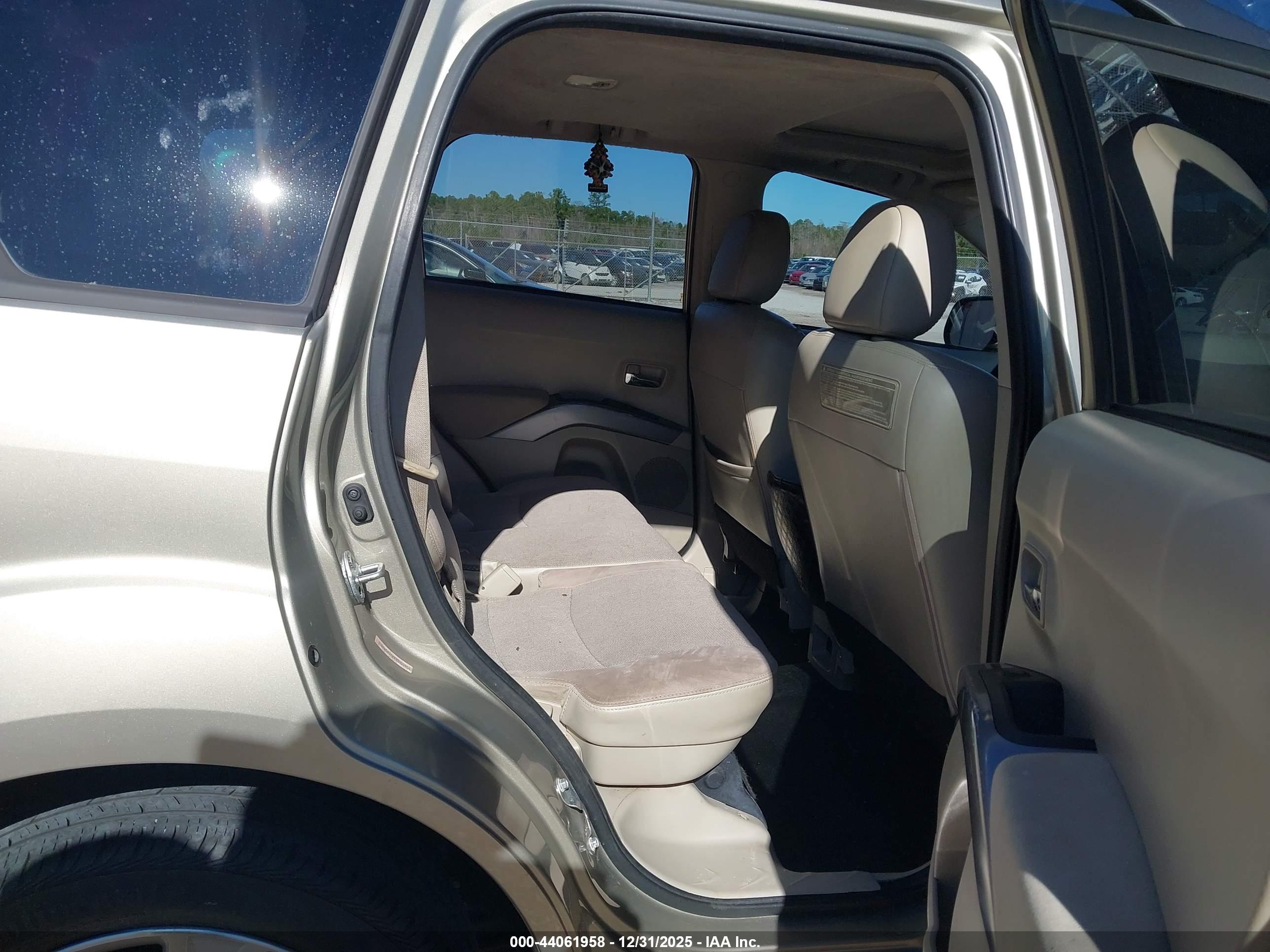 MITSUBISHI OUTLANDER image 8