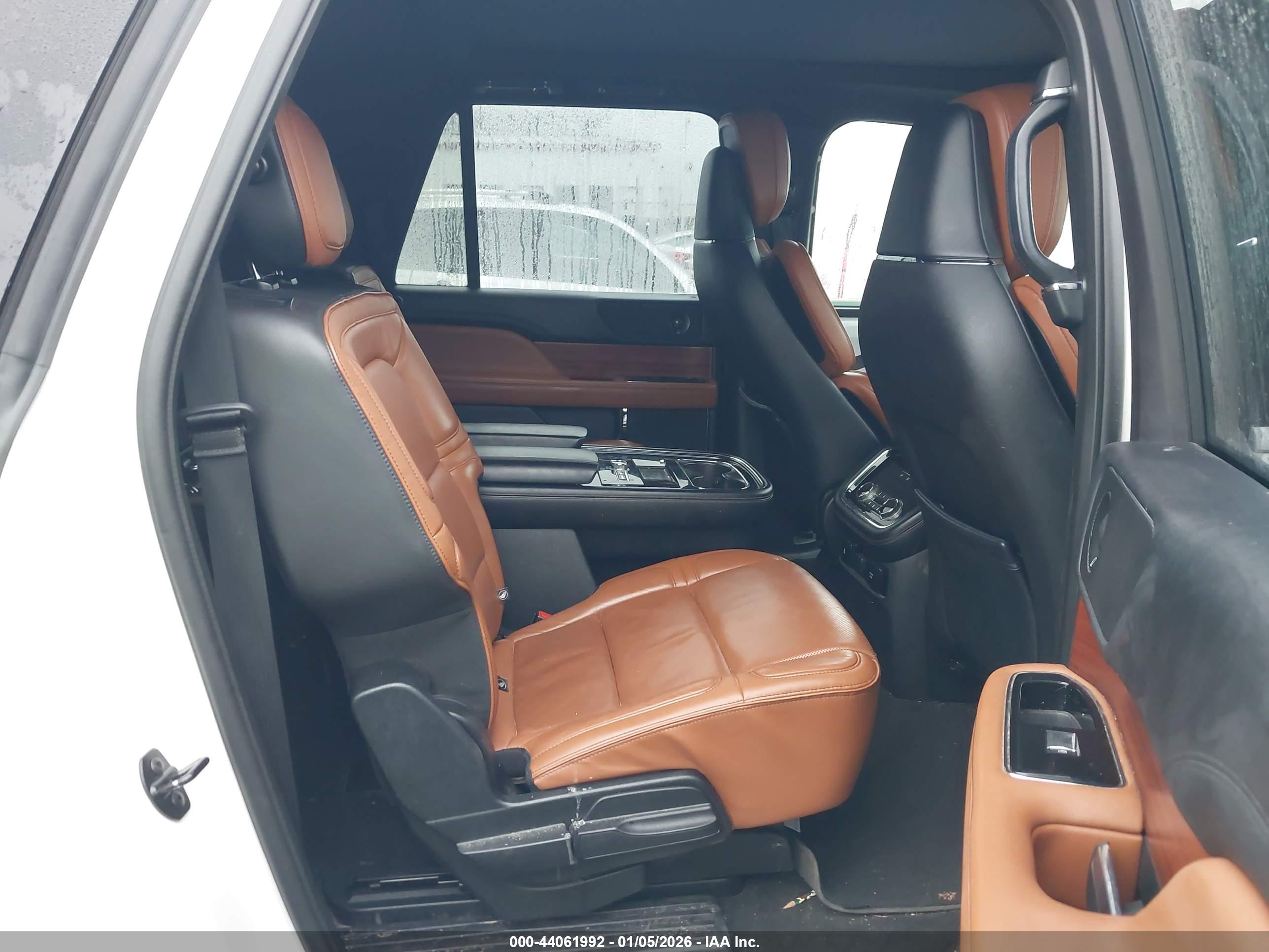 LINCOLN NAVIGATOR image 8