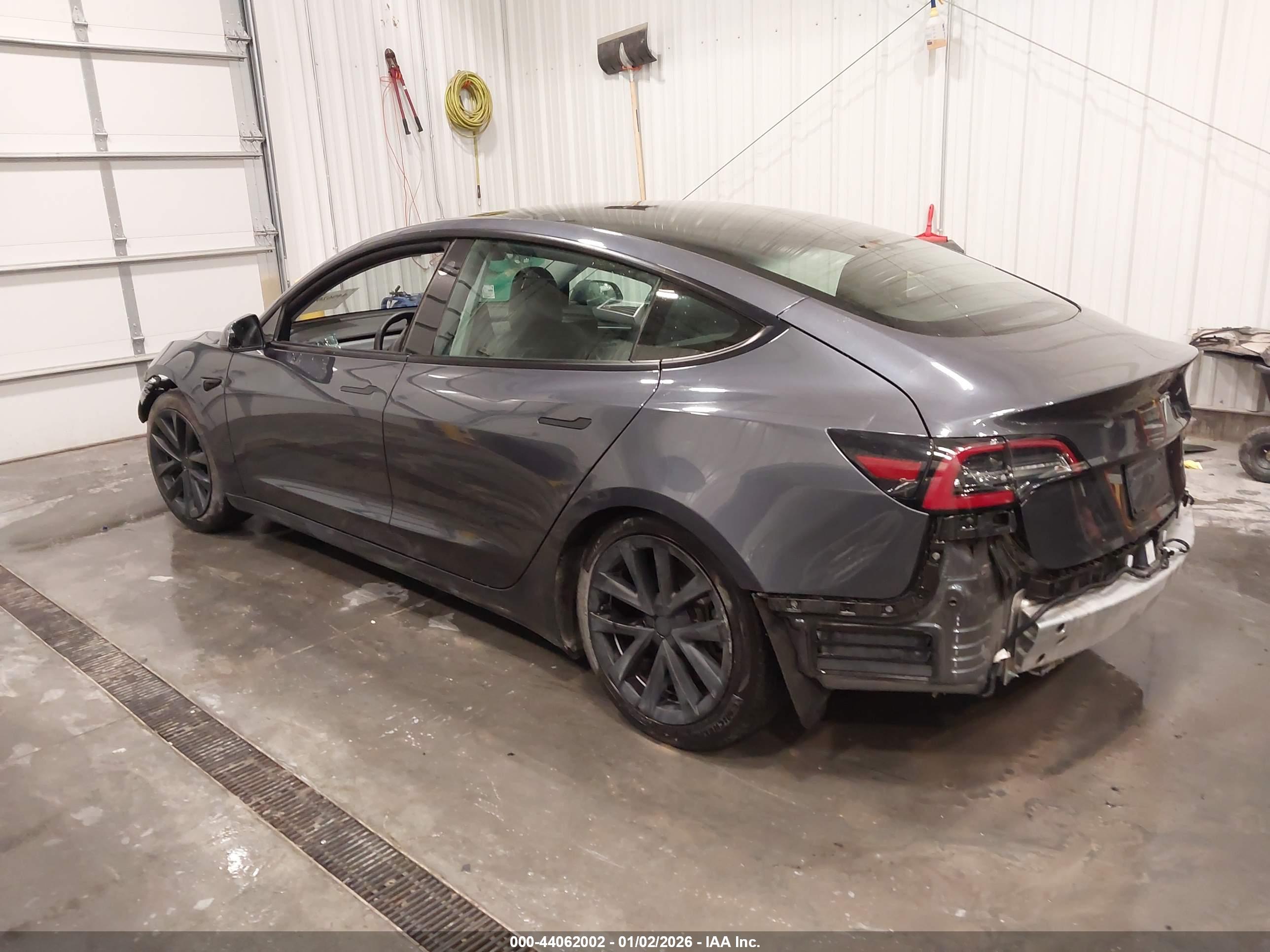 TESLA MODEL image 3