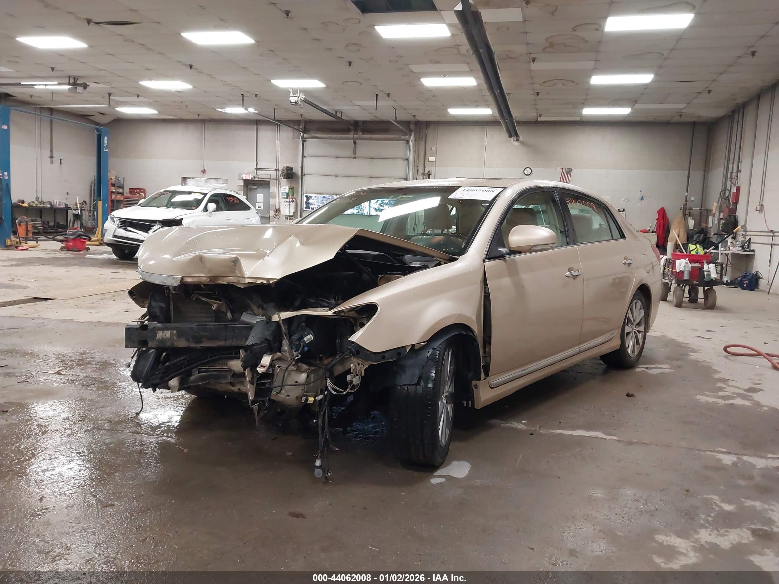 TOYOTA AVALON image 2