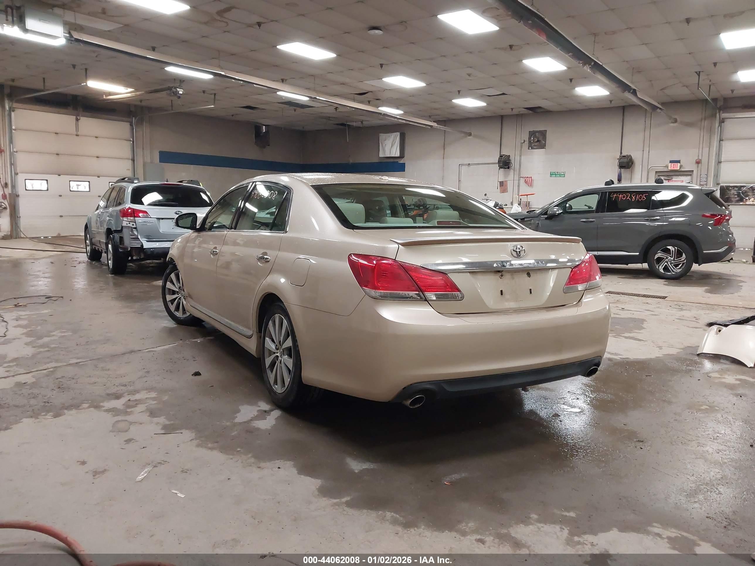 TOYOTA AVALON image 3