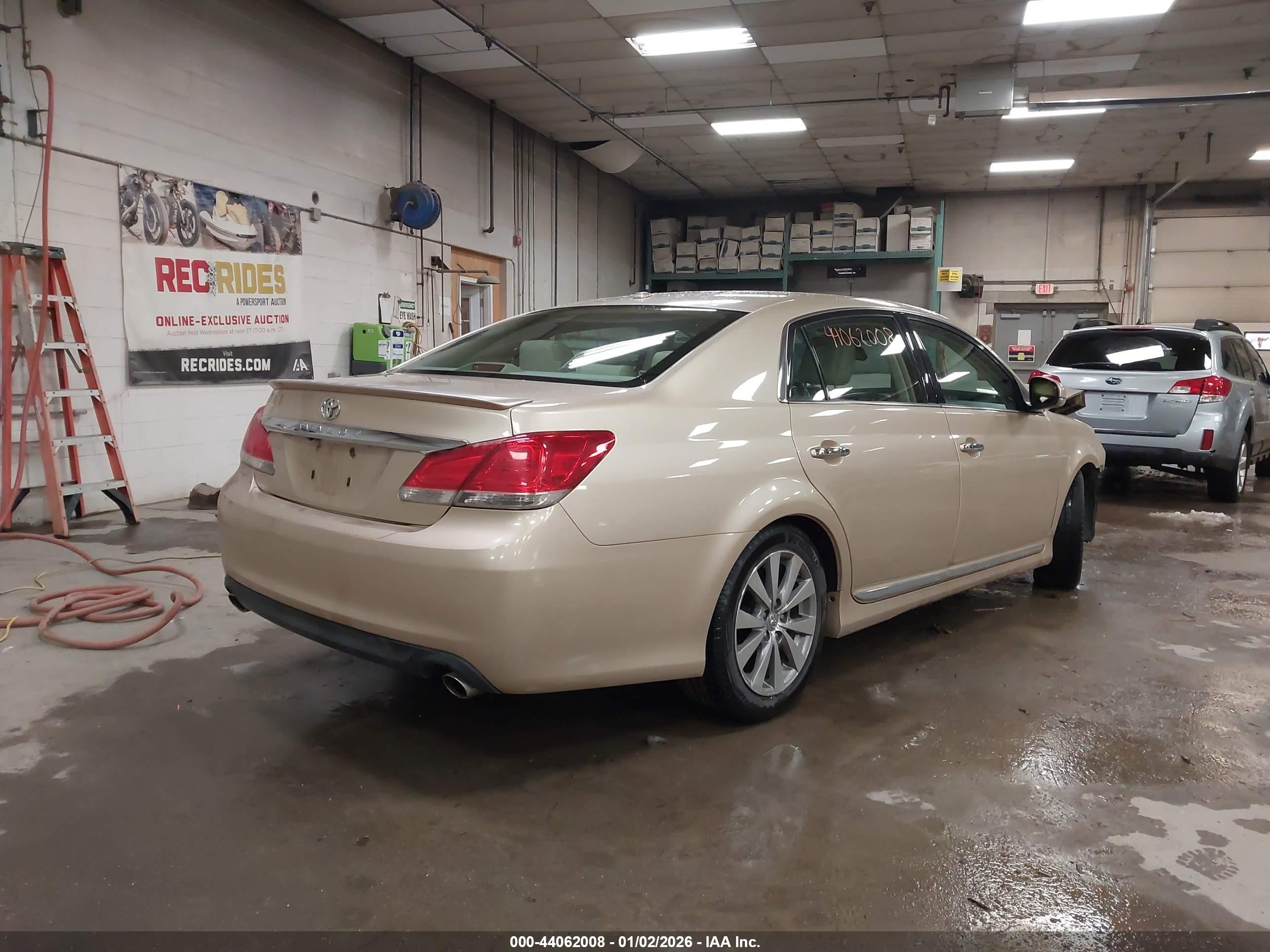 TOYOTA AVALON image 4