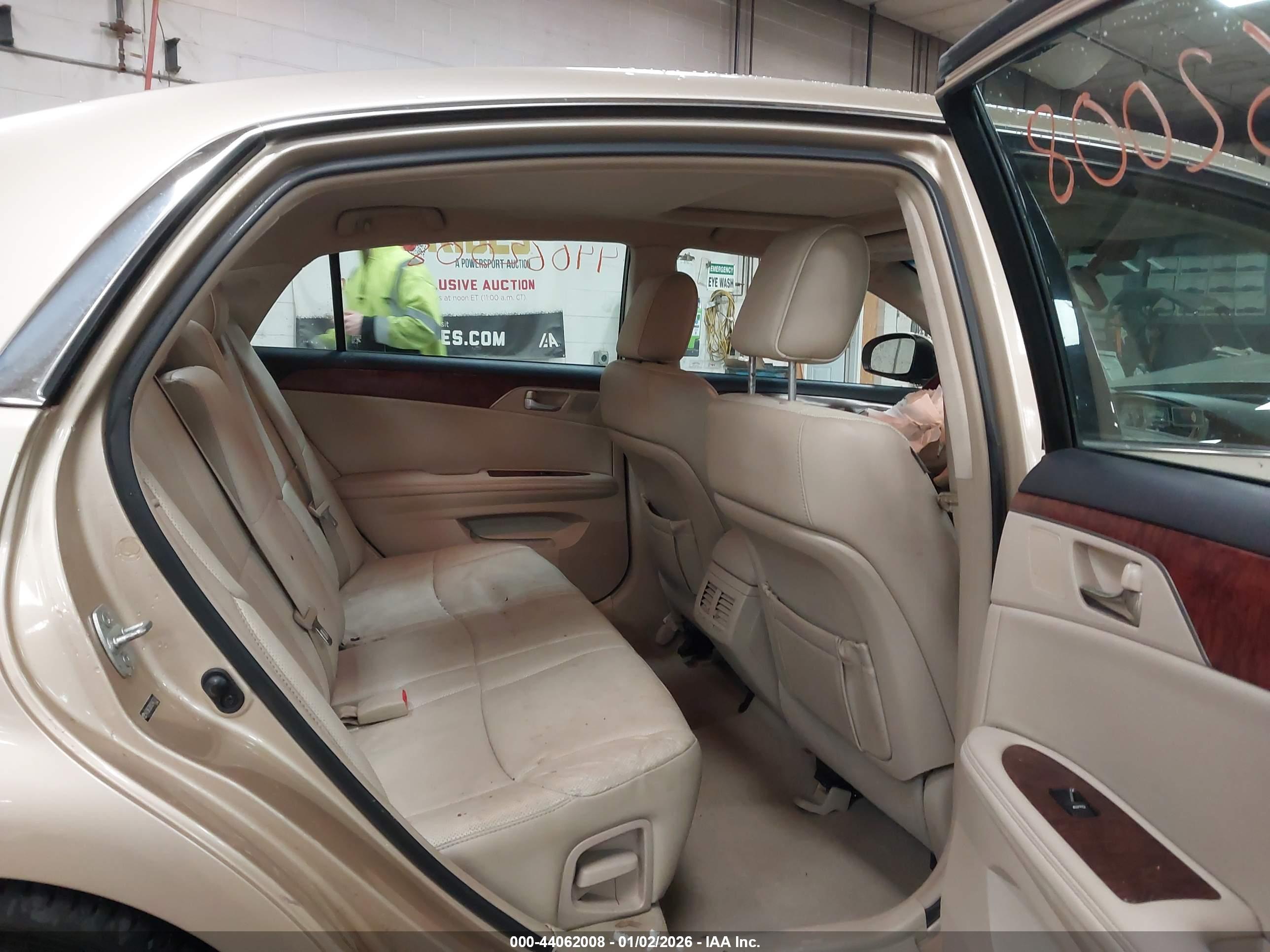 TOYOTA AVALON image 8