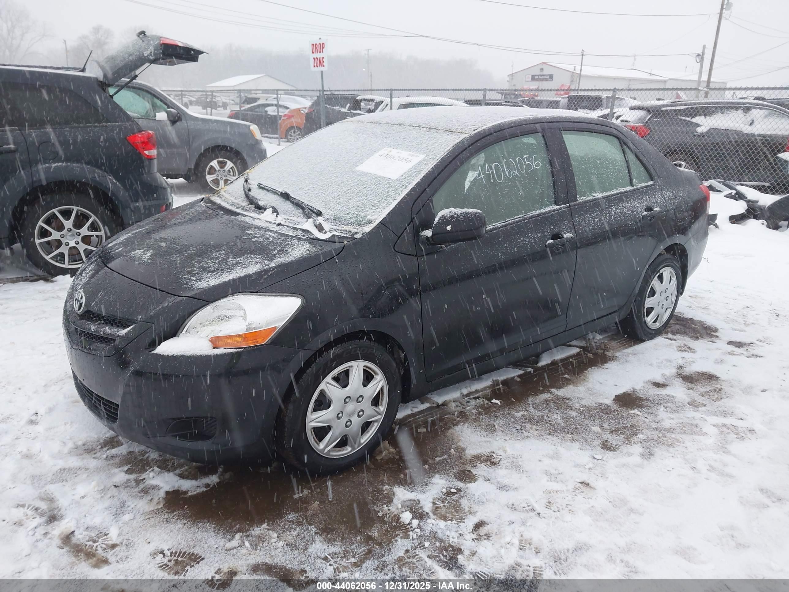 TOYOTA YARIS image 2