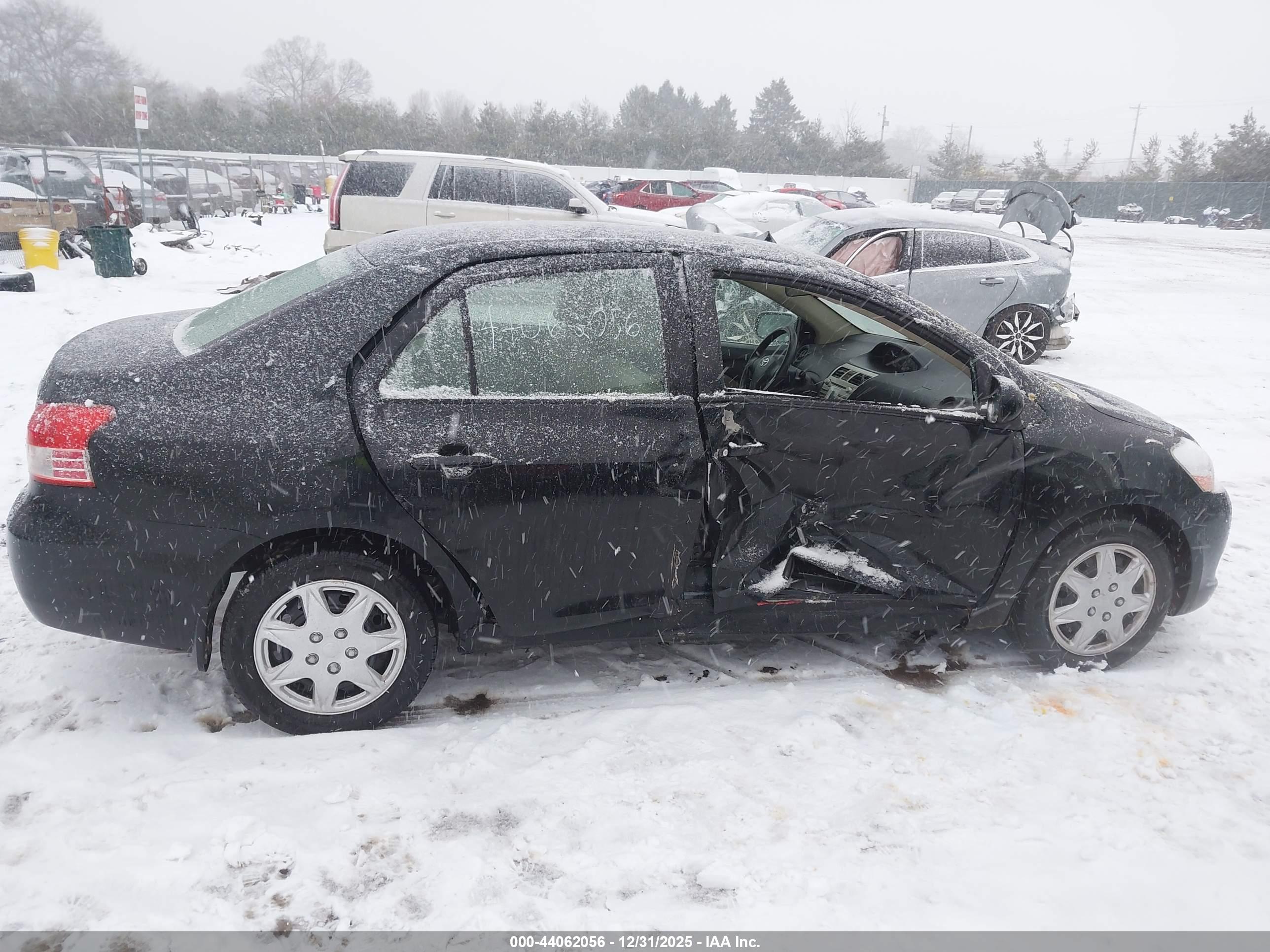 TOYOTA YARIS image 6