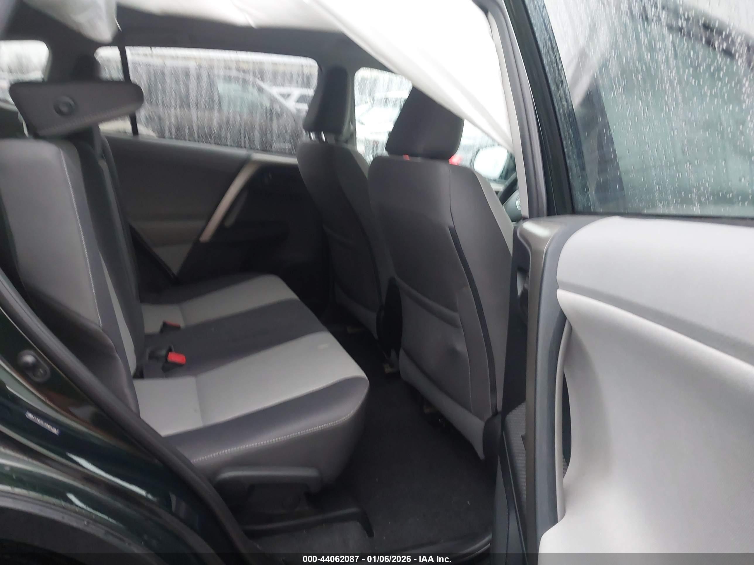 TOYOTA RAV4 image 8