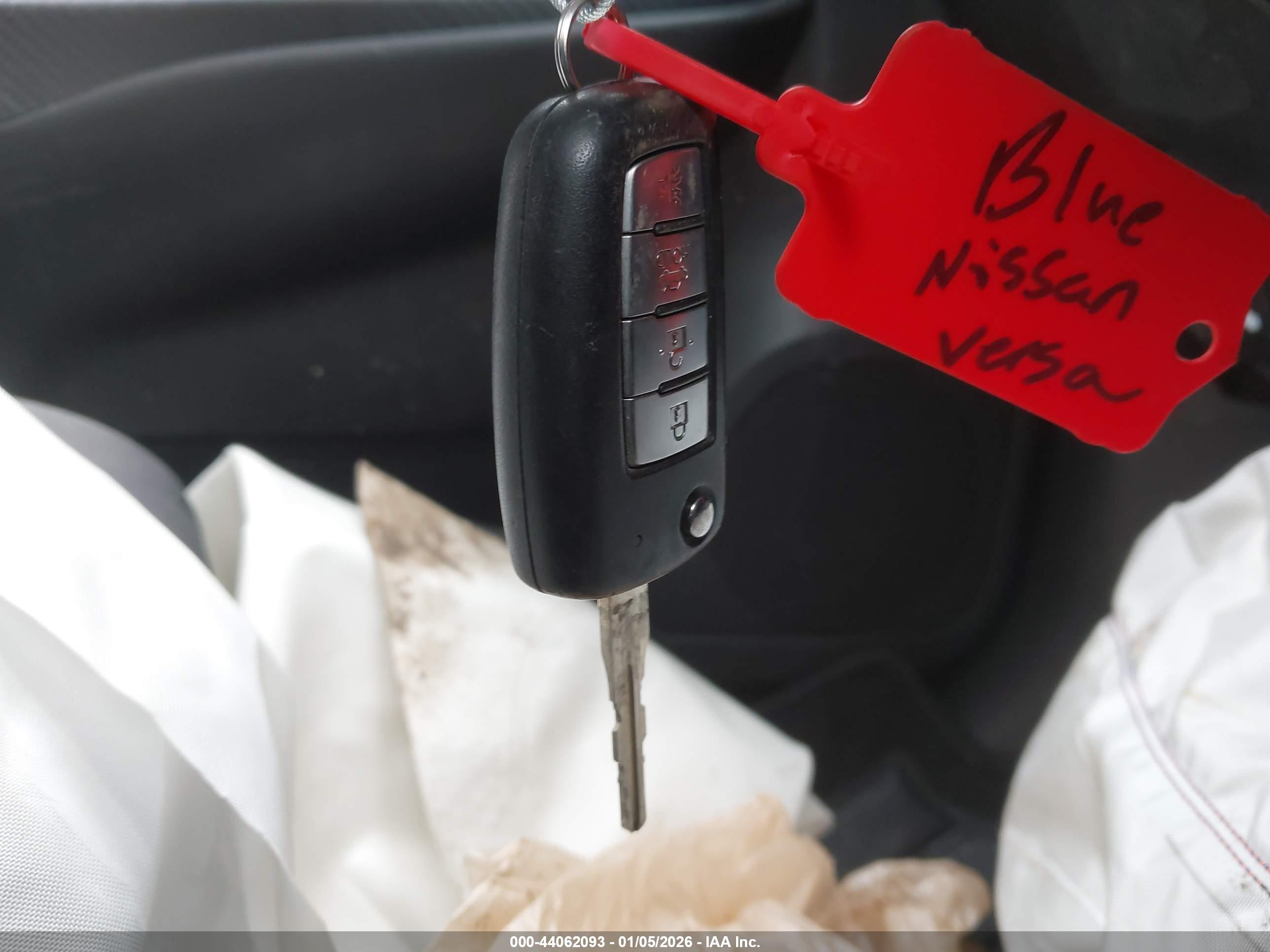 NISSAN VERSA image 11