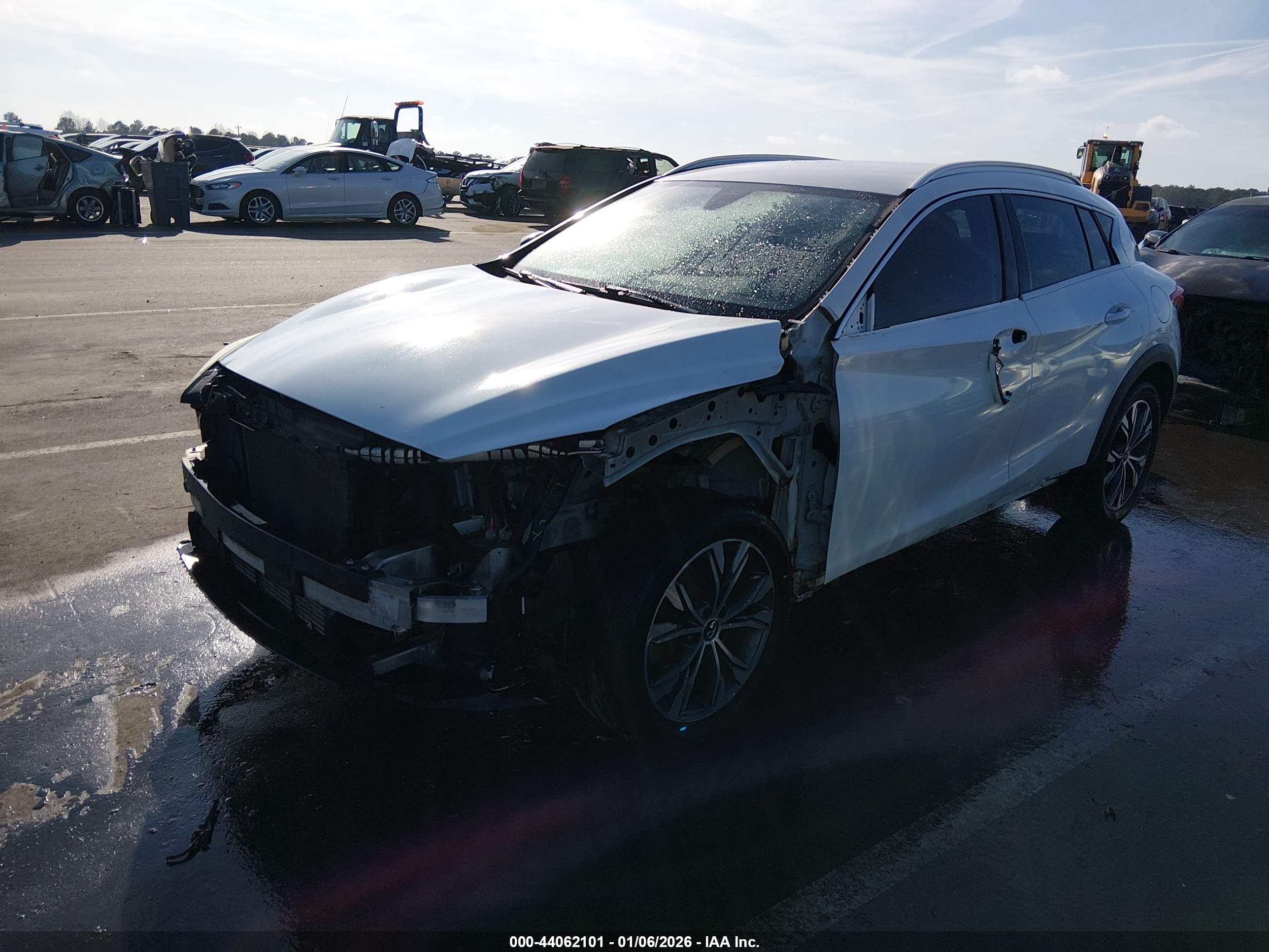INFINITI QX30 image 2