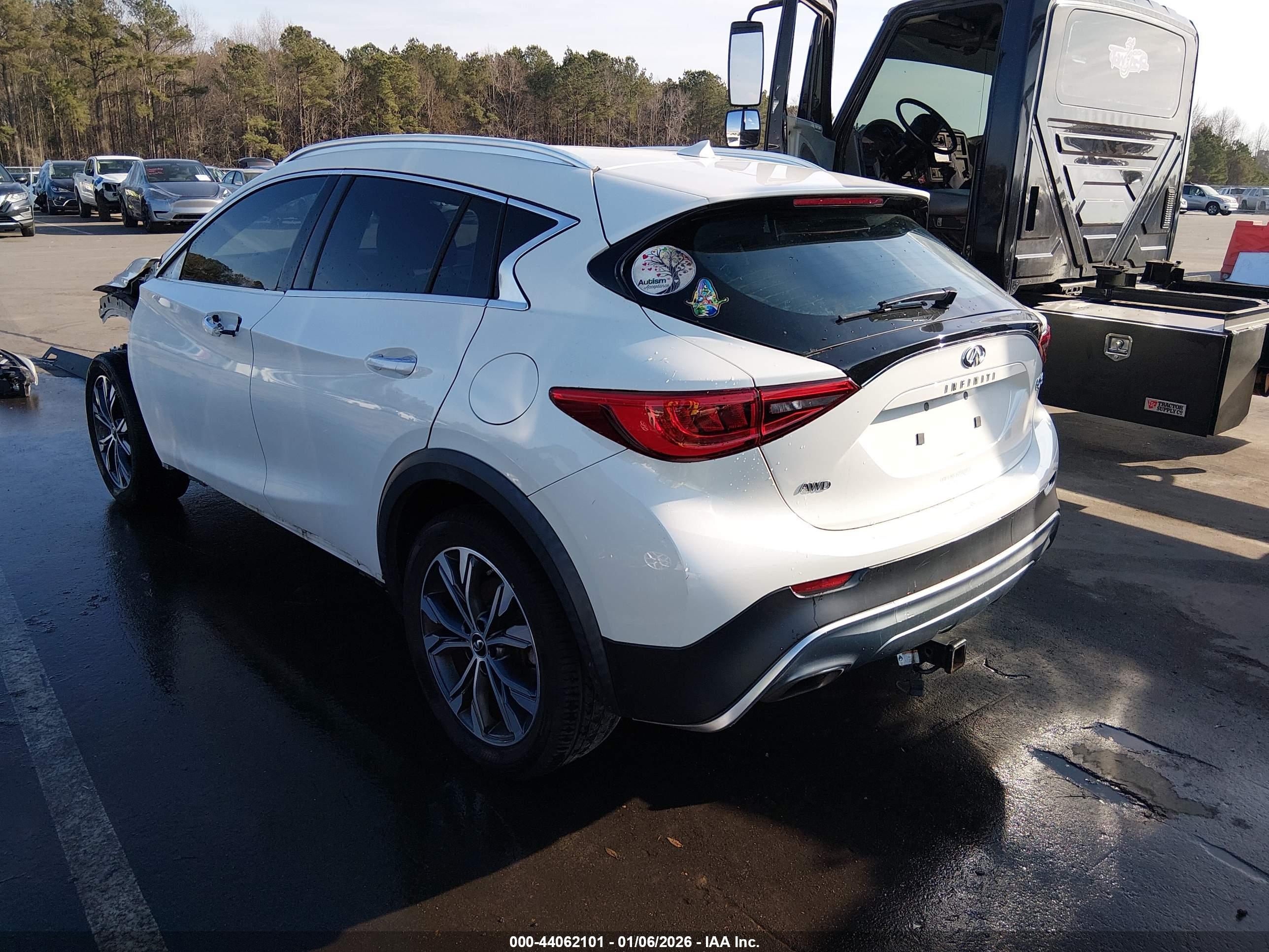 INFINITI QX30 image 3