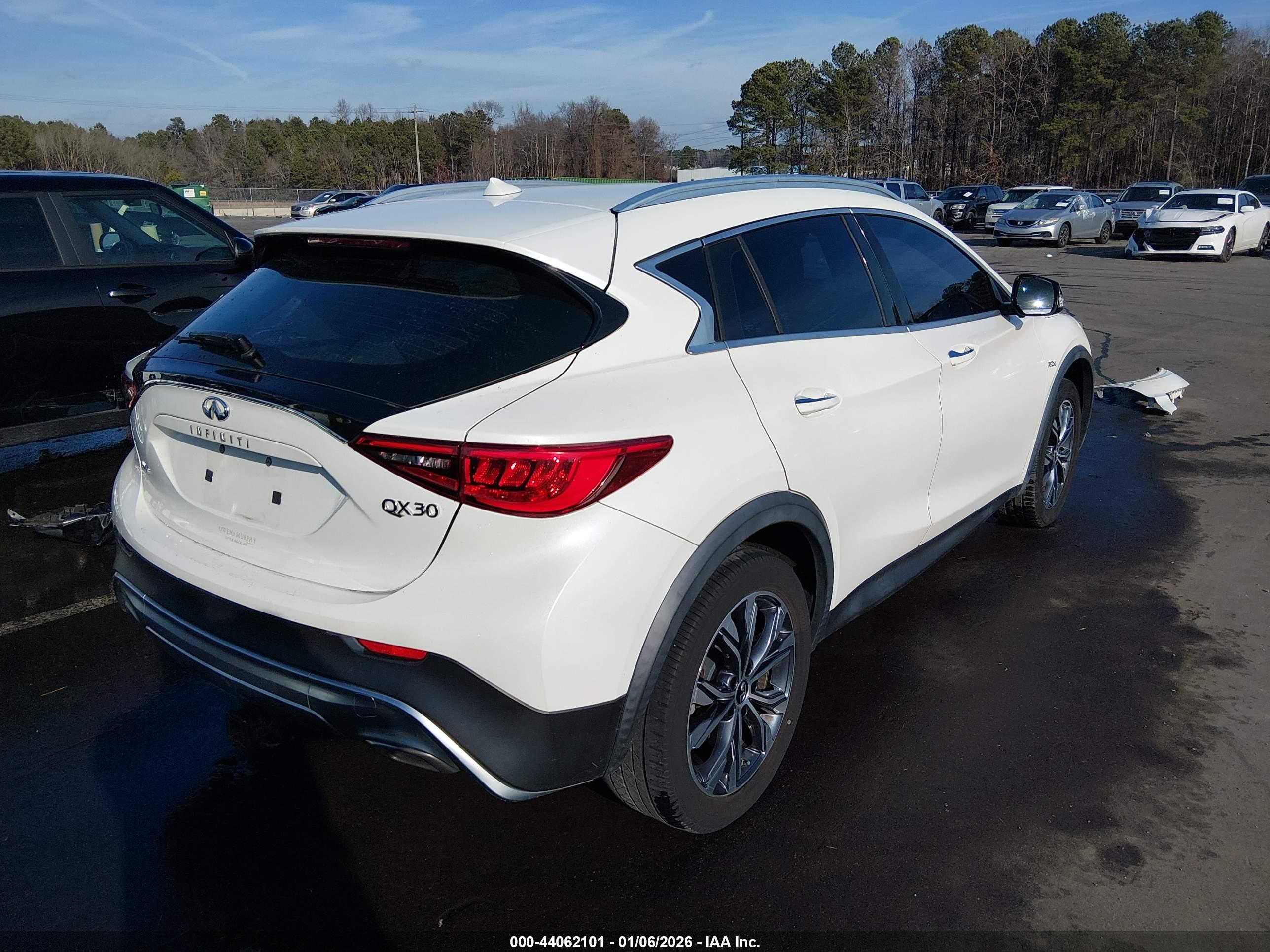 INFINITI QX30 image 4