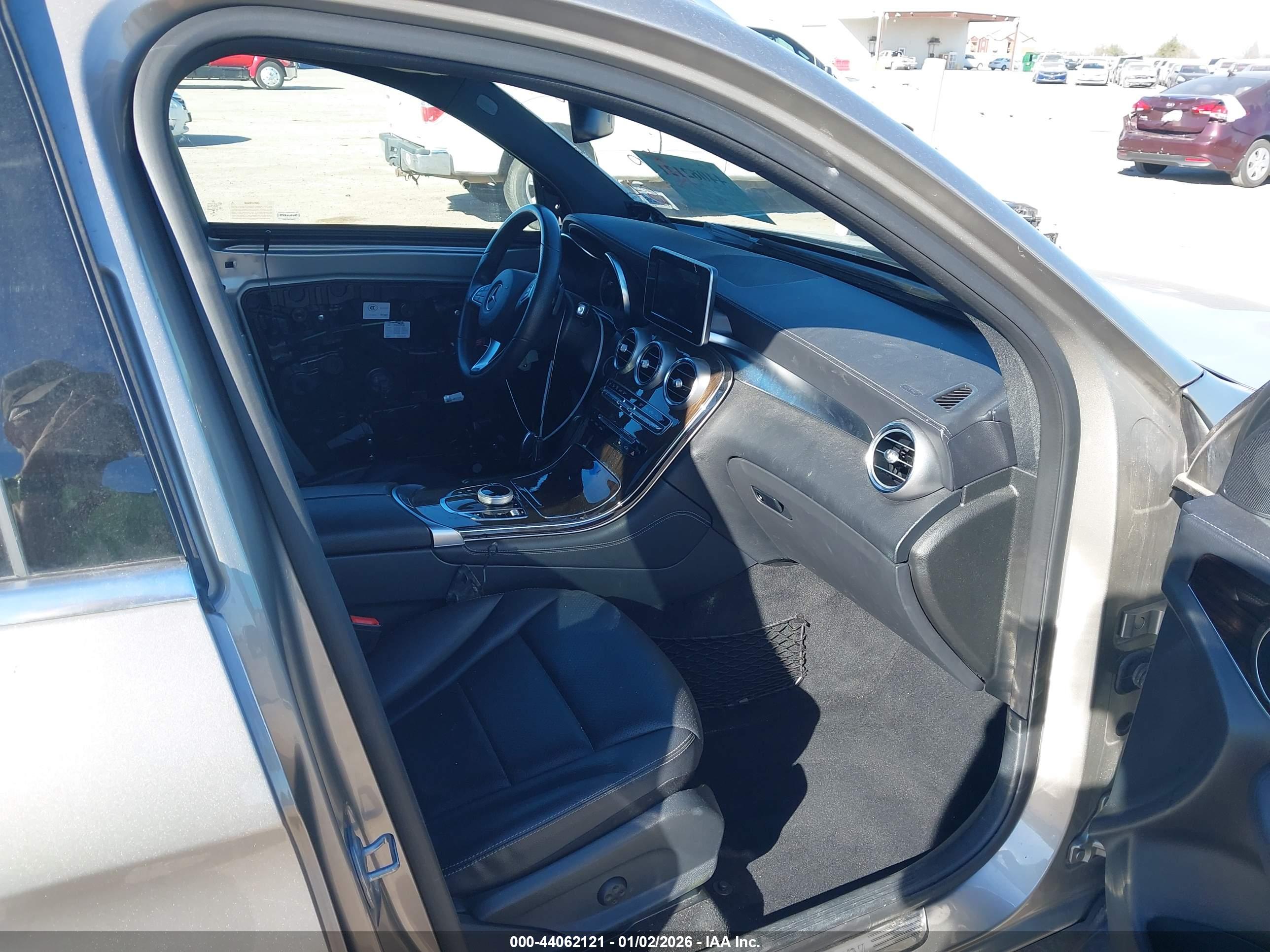 MERCEDES-BENZ GLC image 5