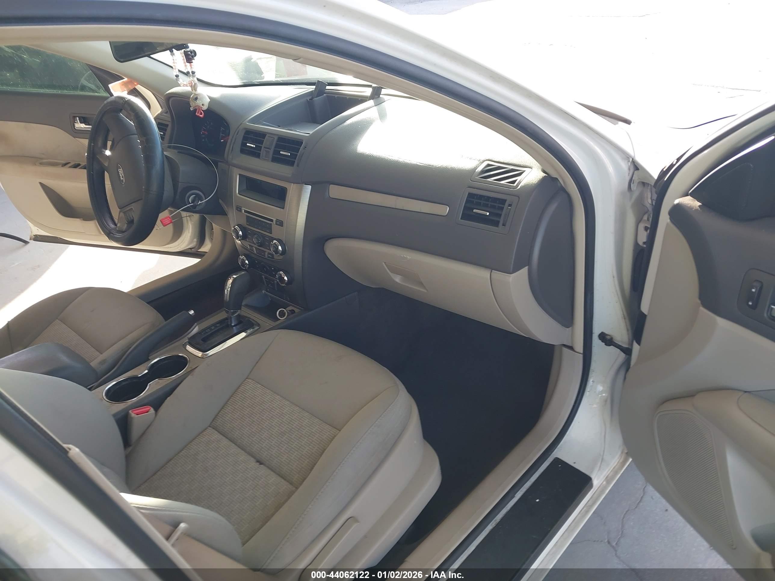 FORD FUSION image 5