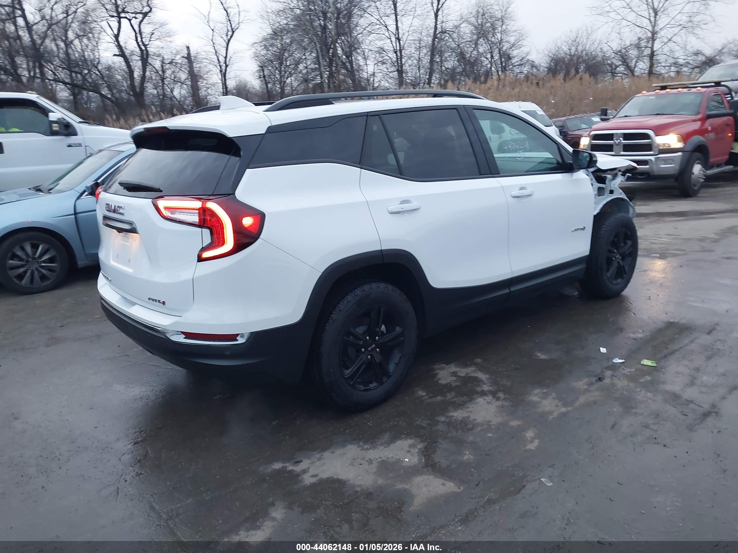 GMC TERRAIN image 4