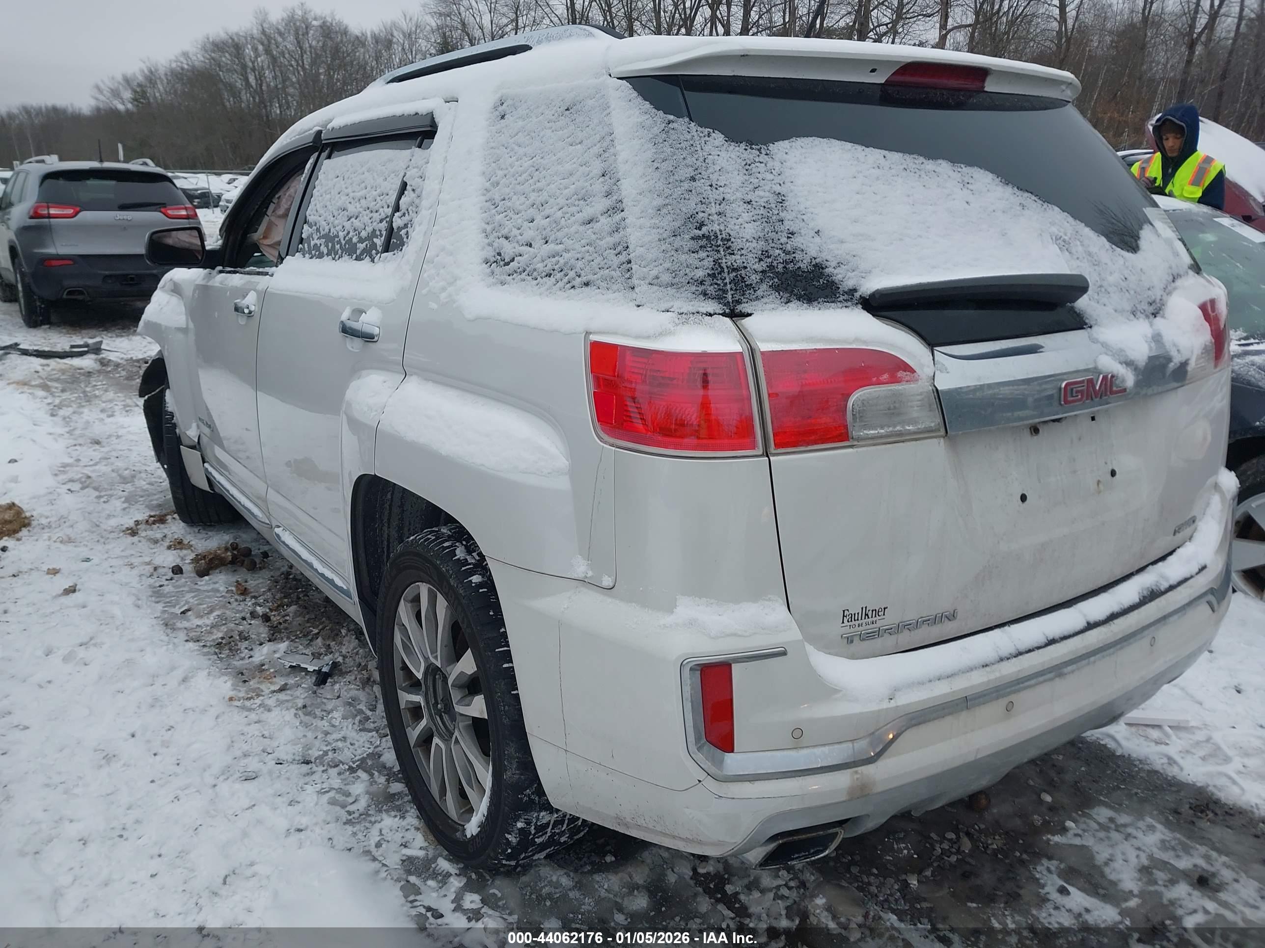 GMC TERRAIN image 3
