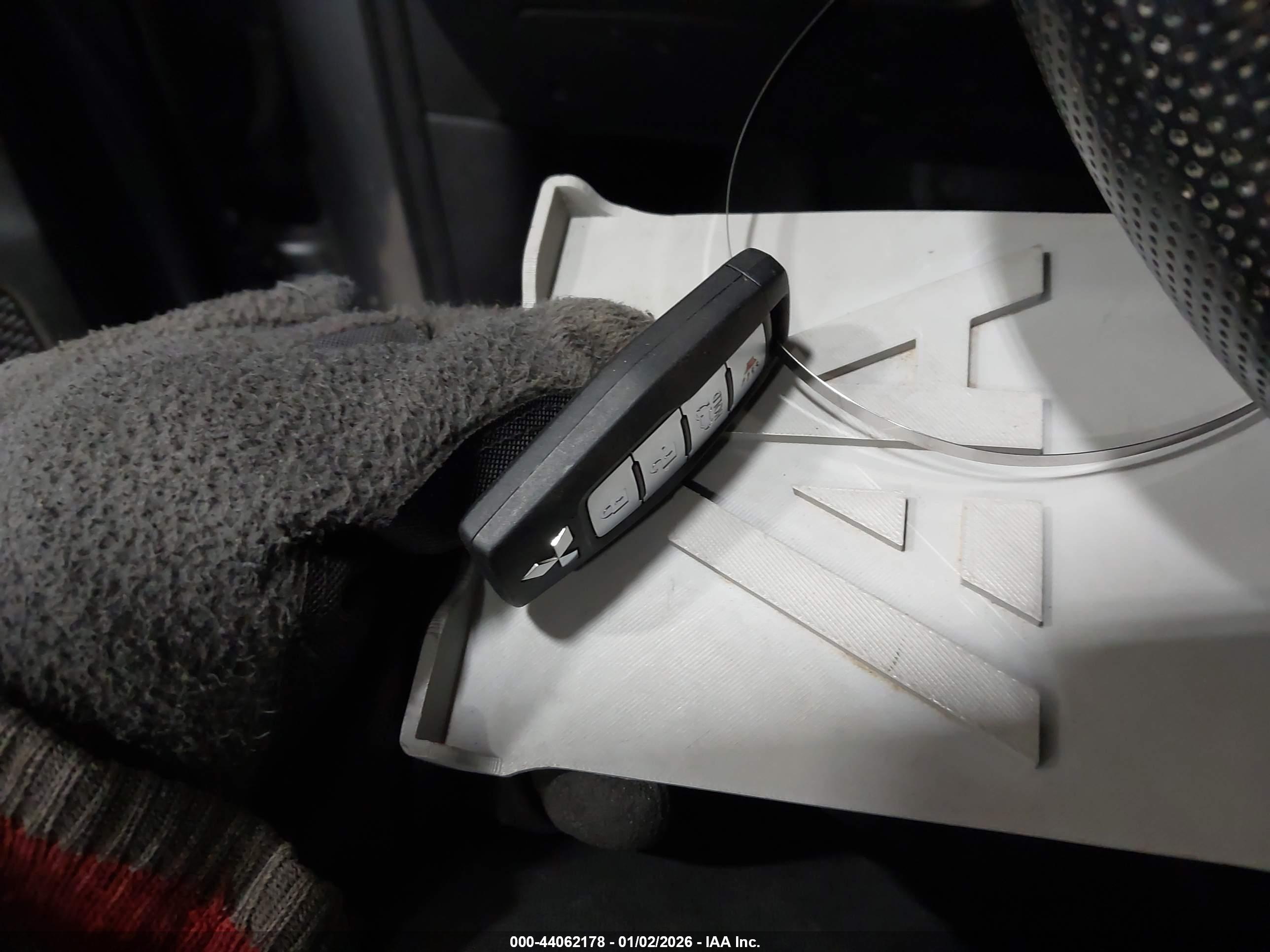 MITSUBISHI OUTLANDER image 11