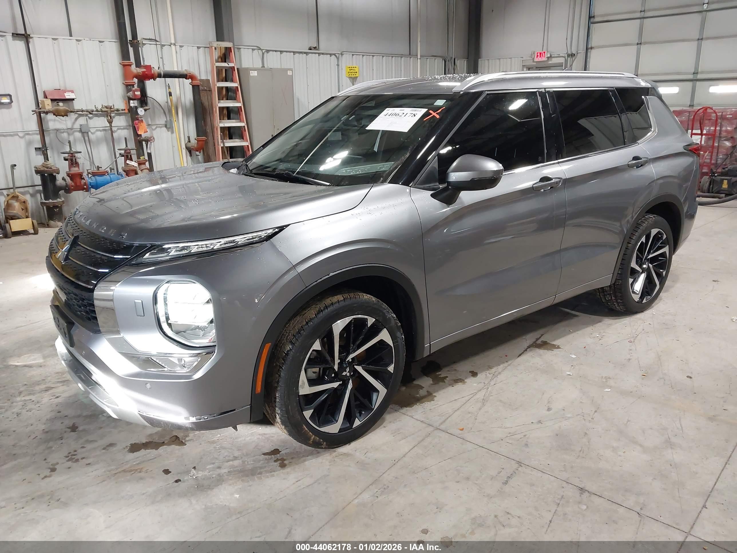 MITSUBISHI OUTLANDER image 2