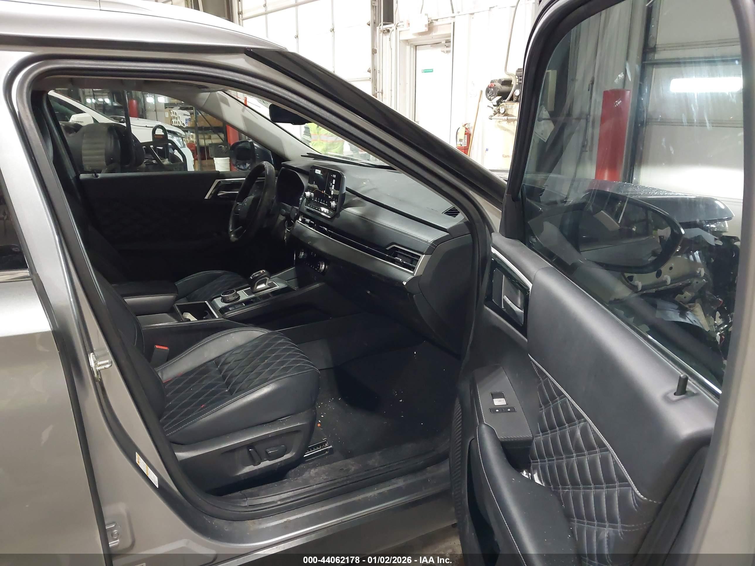 MITSUBISHI OUTLANDER image 5