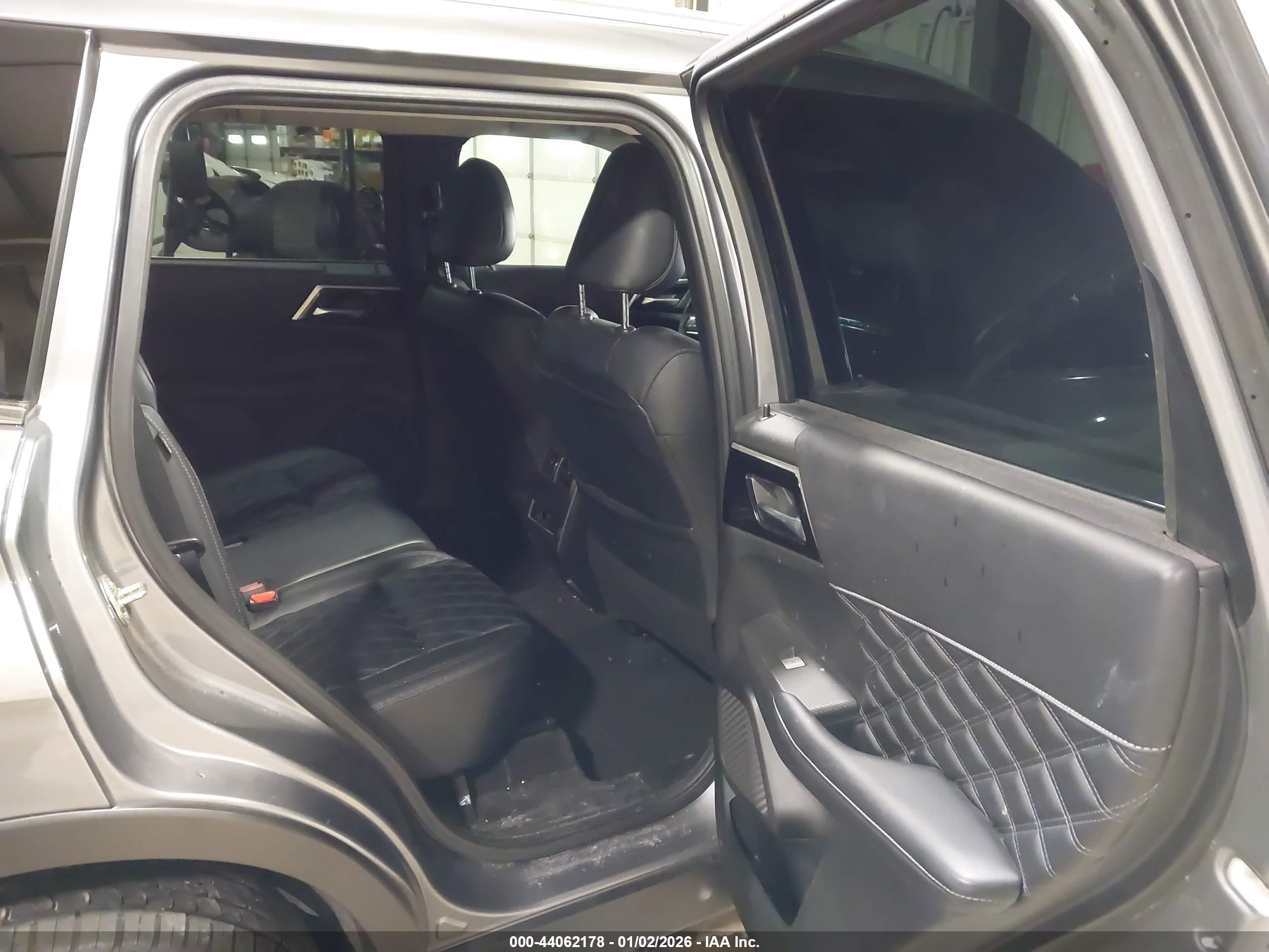 MITSUBISHI OUTLANDER image 8