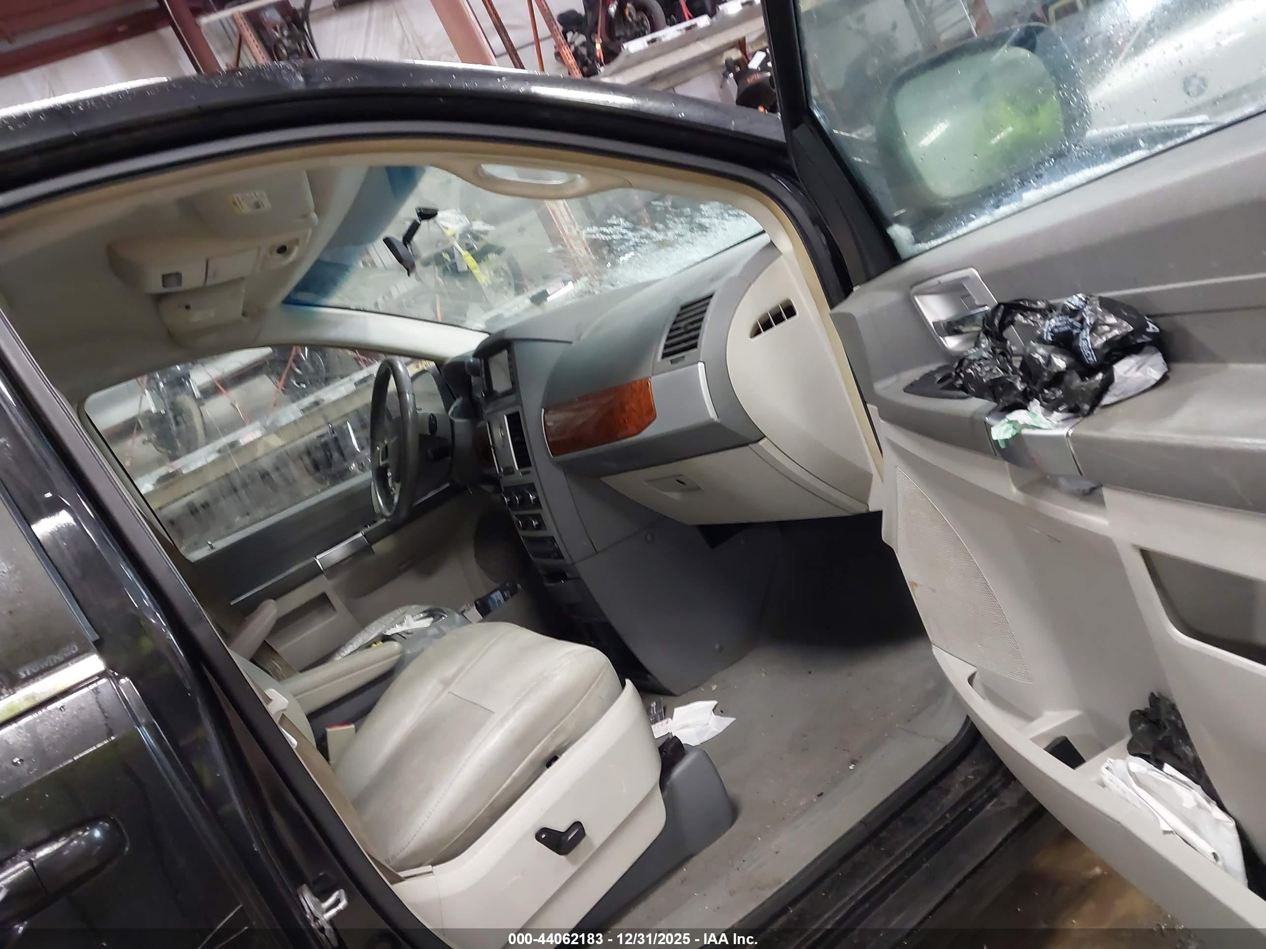 CHRYSLER TOWN image 5