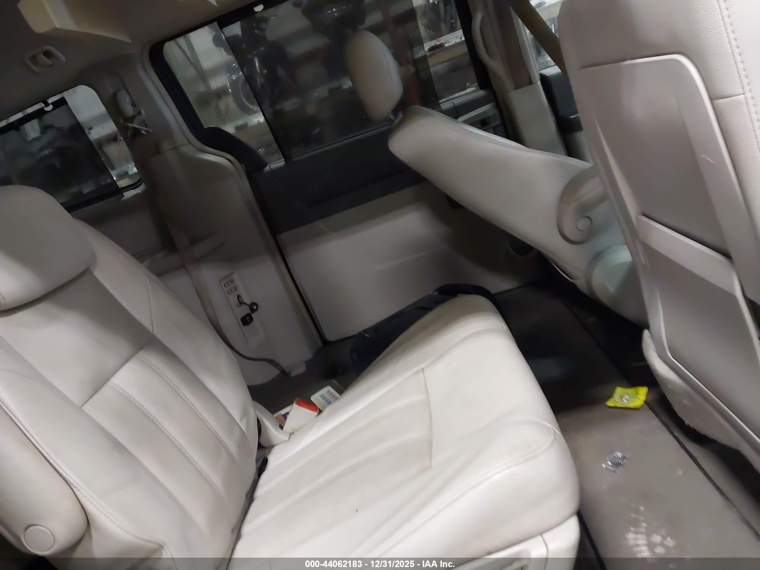 CHRYSLER TOWN image 8