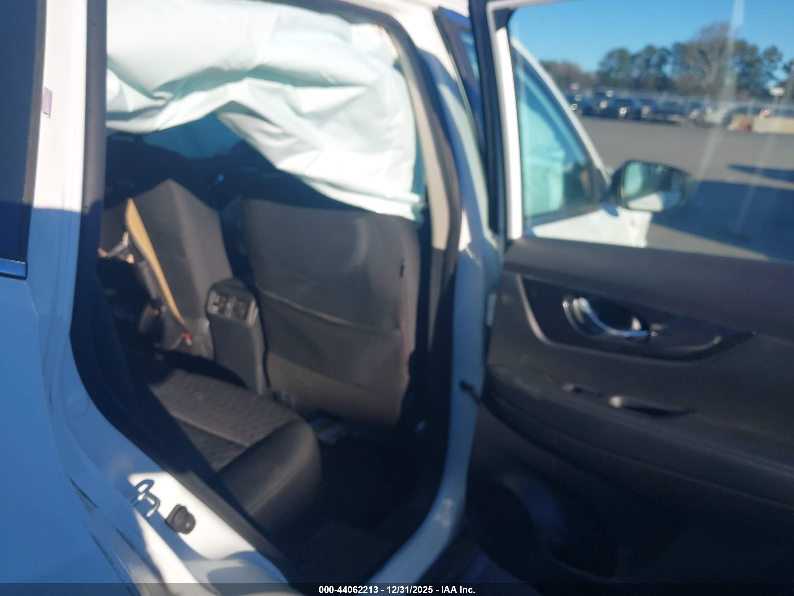 NISSAN ROGUE image 8