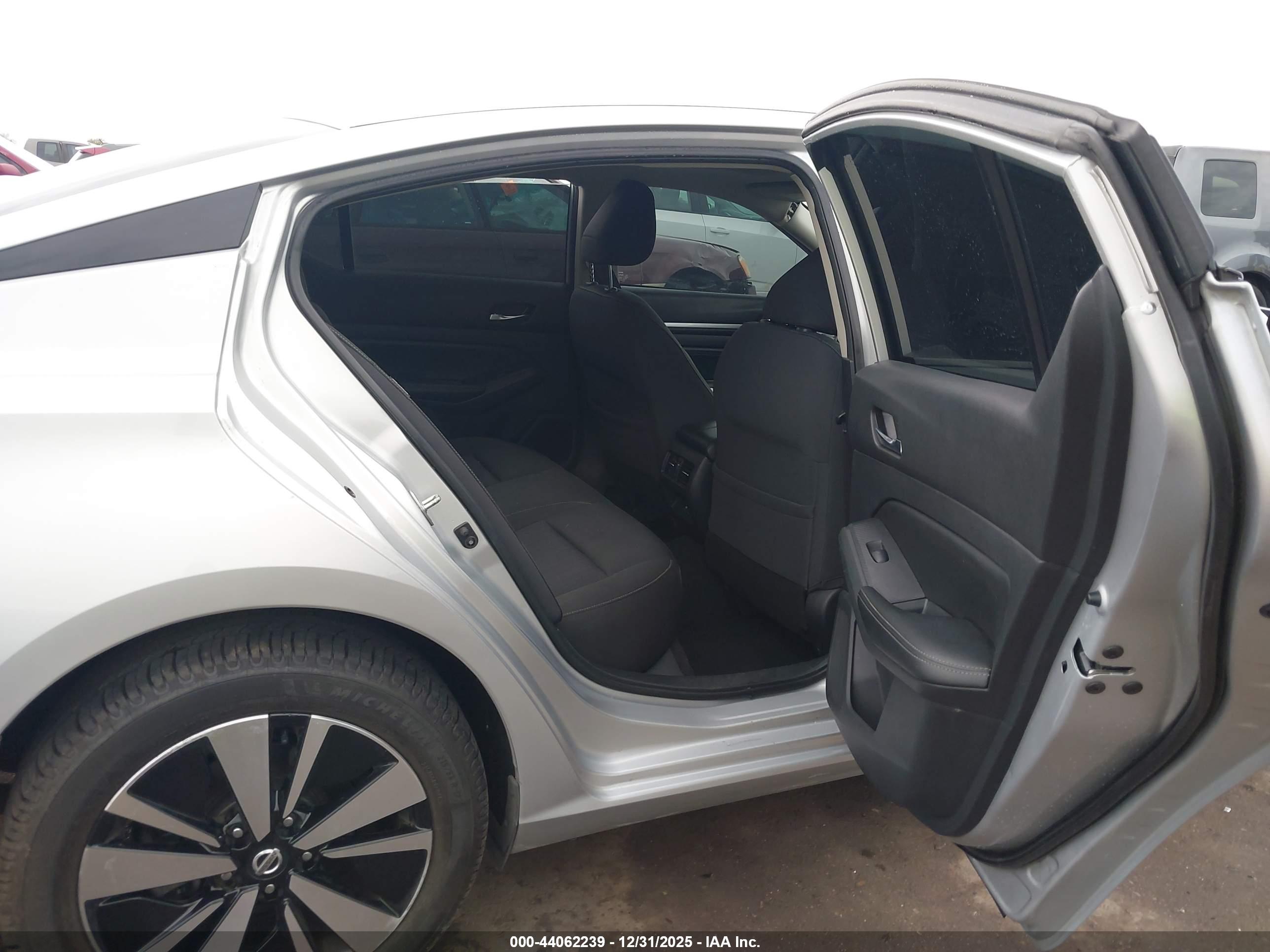 NISSAN ALTIMA image 8