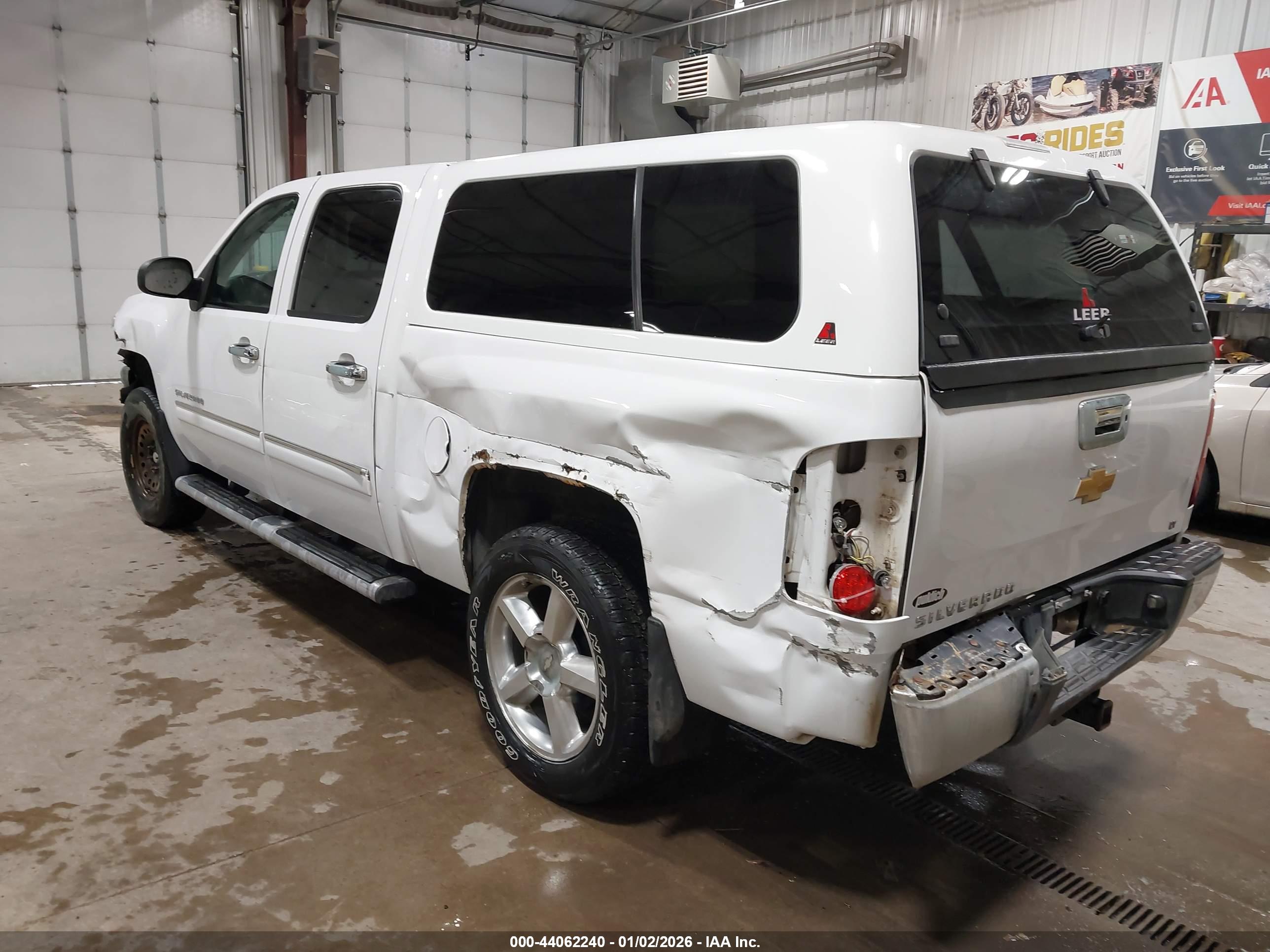 CHEVROLET SILVERADO image 3
