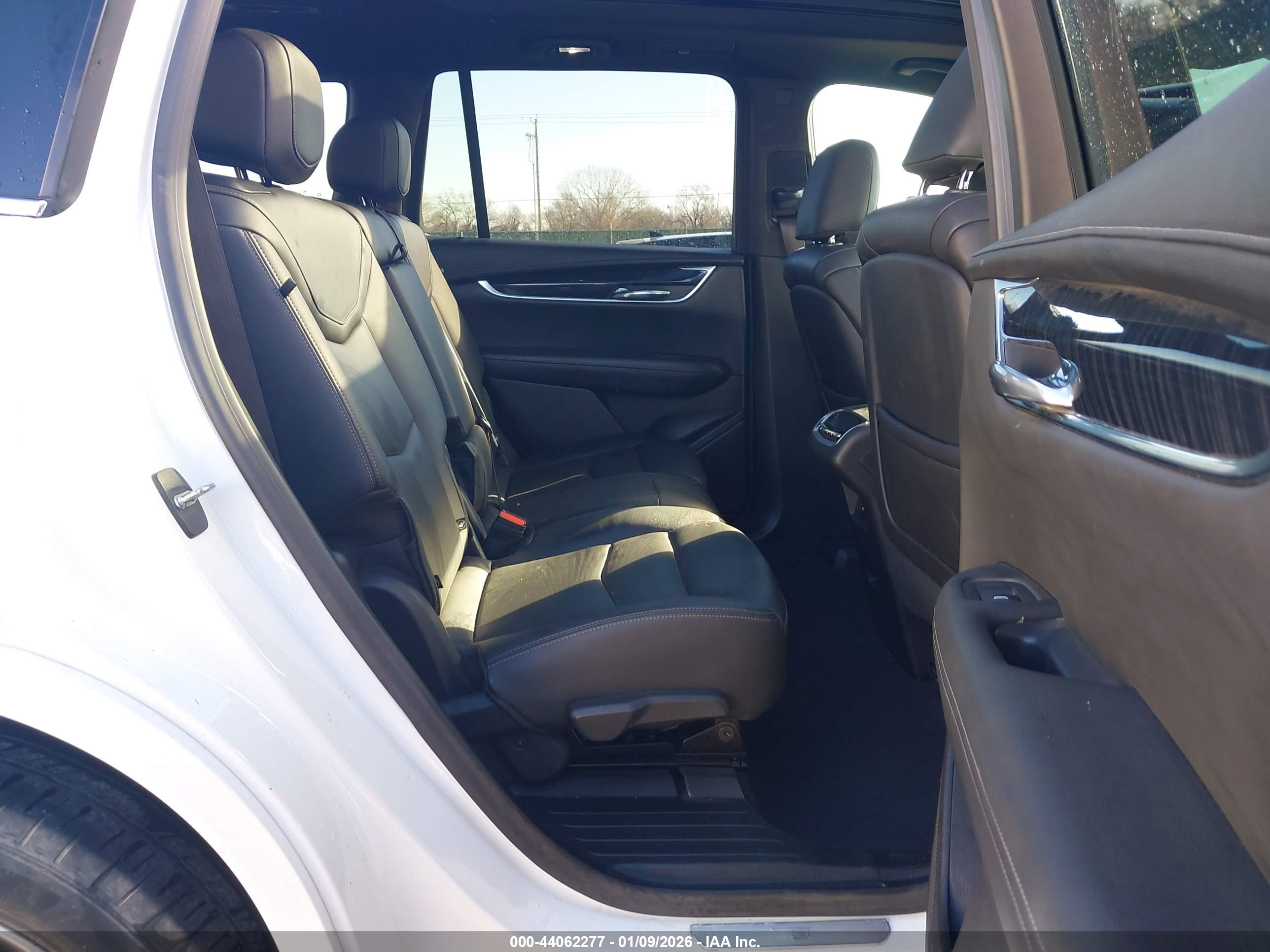 CADILLAC XT6 image 8