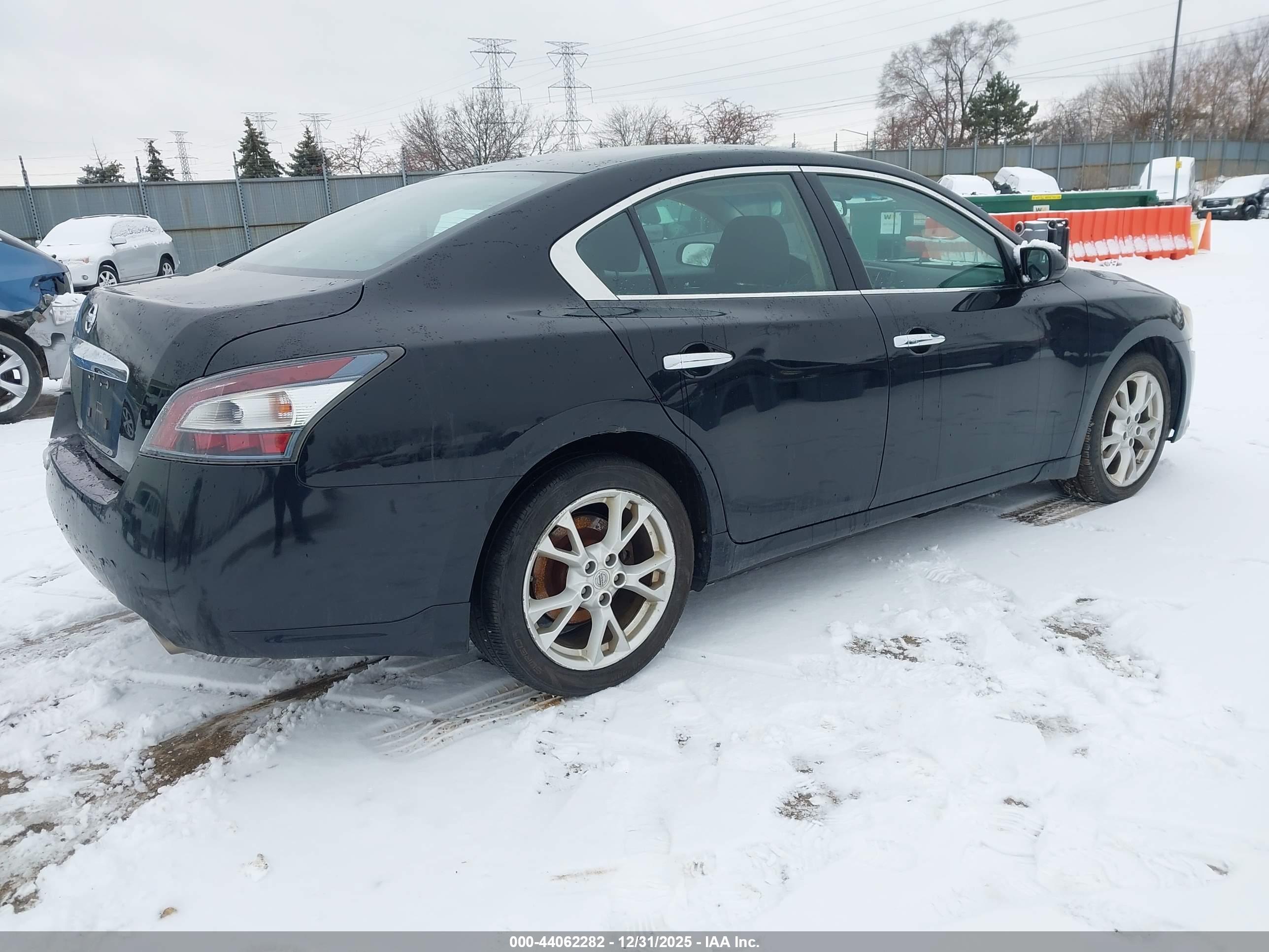 NISSAN MAXIMA image 4